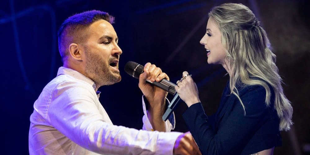 Anna-Carina Woitschack und Mederes Bagci nehmen gemeinsam DSDS-Hymne auf.