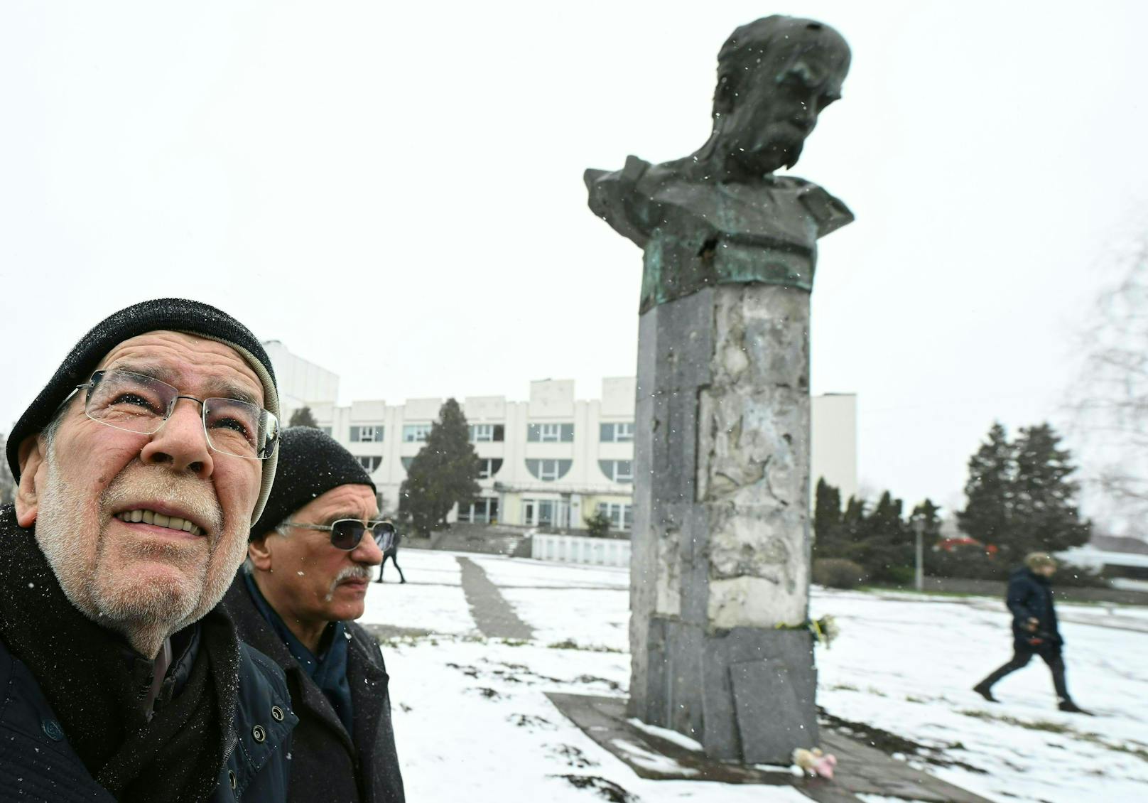 Hier ist Van der Bellen vor einer Statue des Nationaldichters Taras Schewtschenko zu sehen.