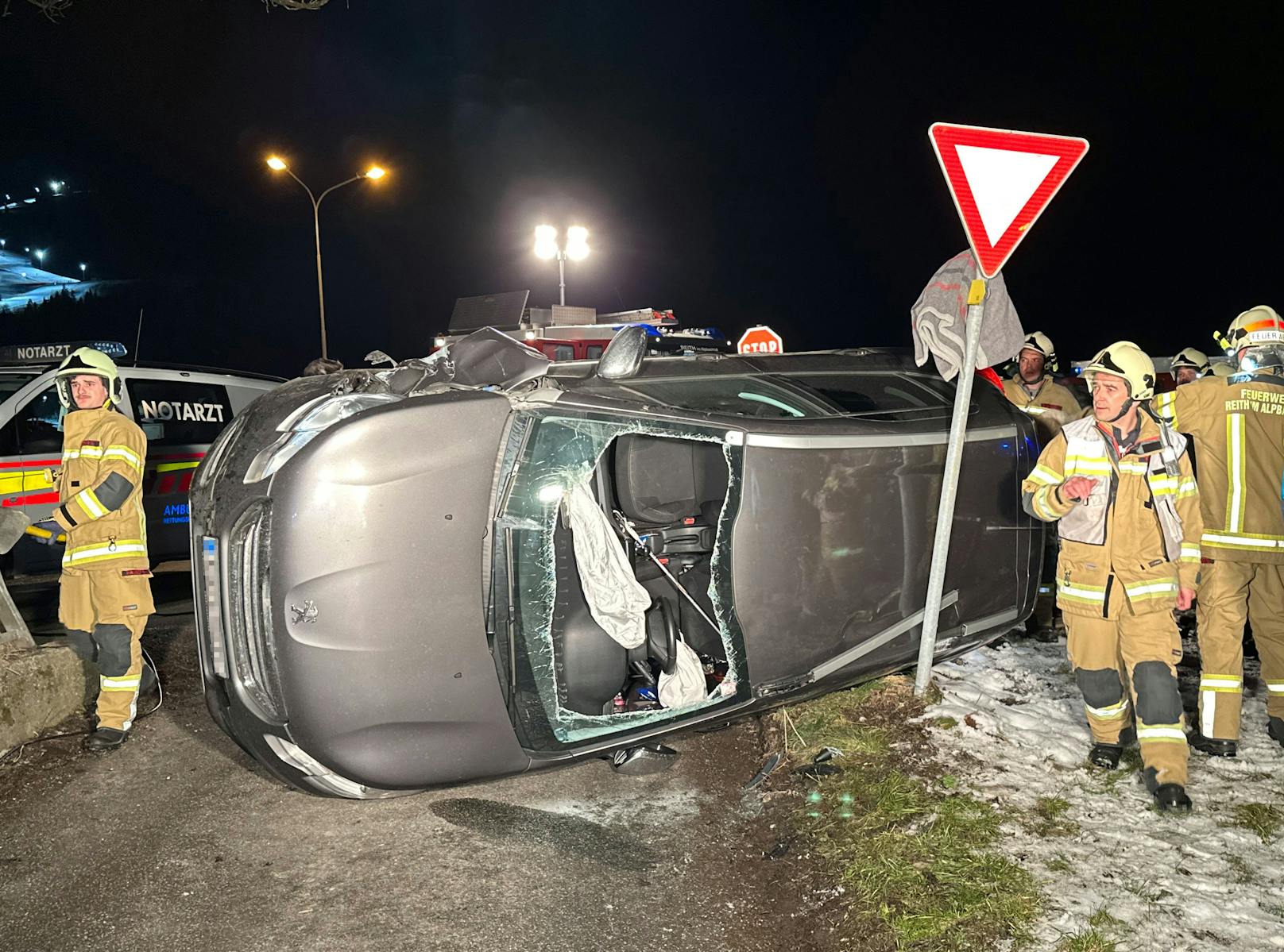 Autofahrerin nach Crash in Peugeot-Wrack gefangen