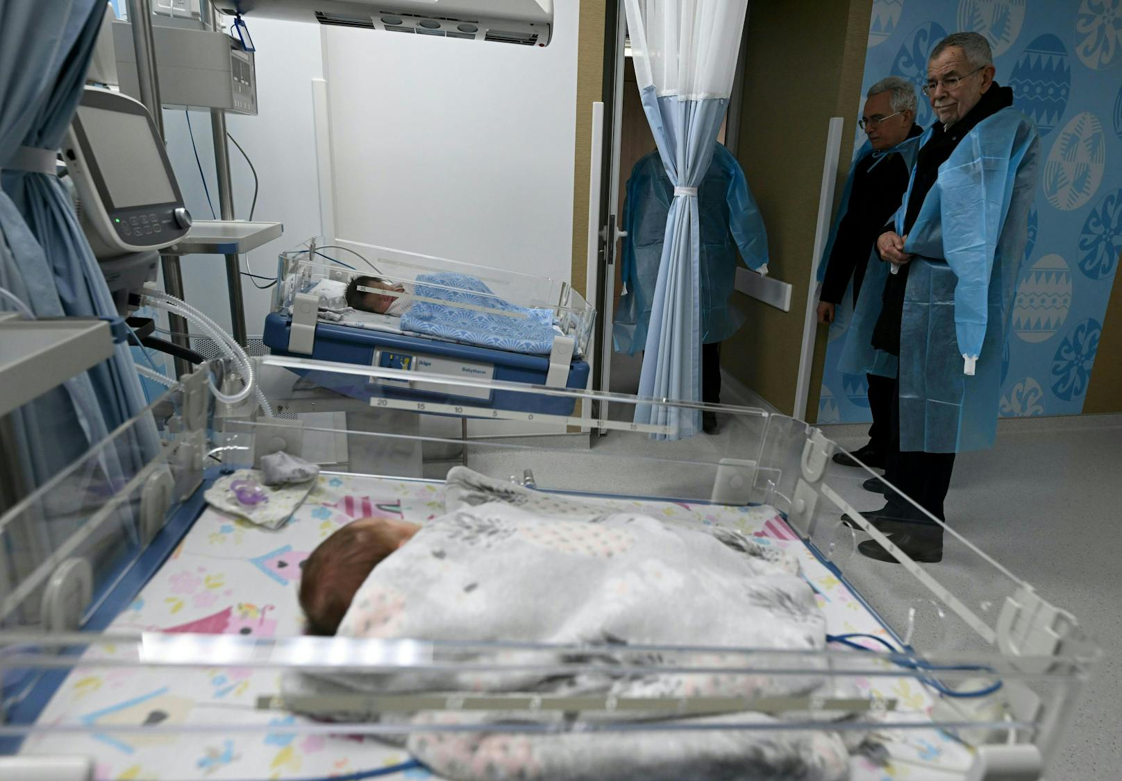 Alexander Van der Bellen (r.) bei Neugeborenen im Rahmen eines Besuches im Krankenhaus für Frauen und Kinder in Kiew.&nbsp;
