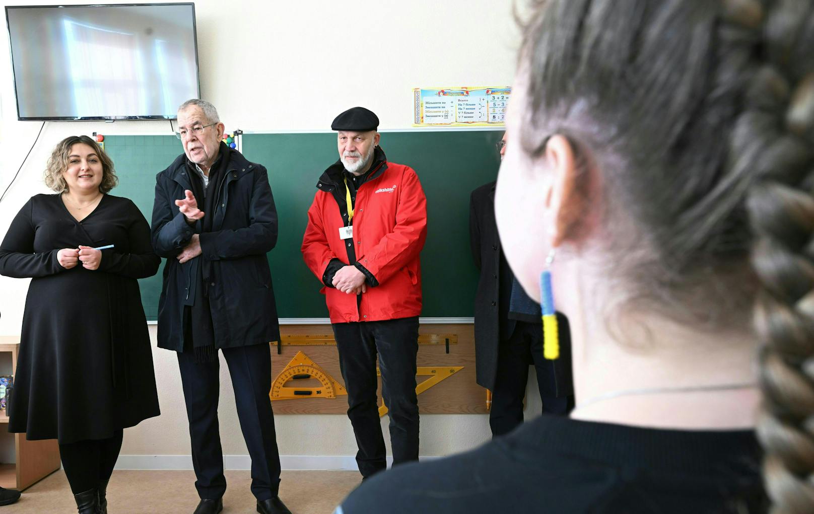 Van der Bellen (2.vli) und der Volkshilfe Österreich-Chef, Erich Fenninger (3.v.r) in einer Schule in Butscha.