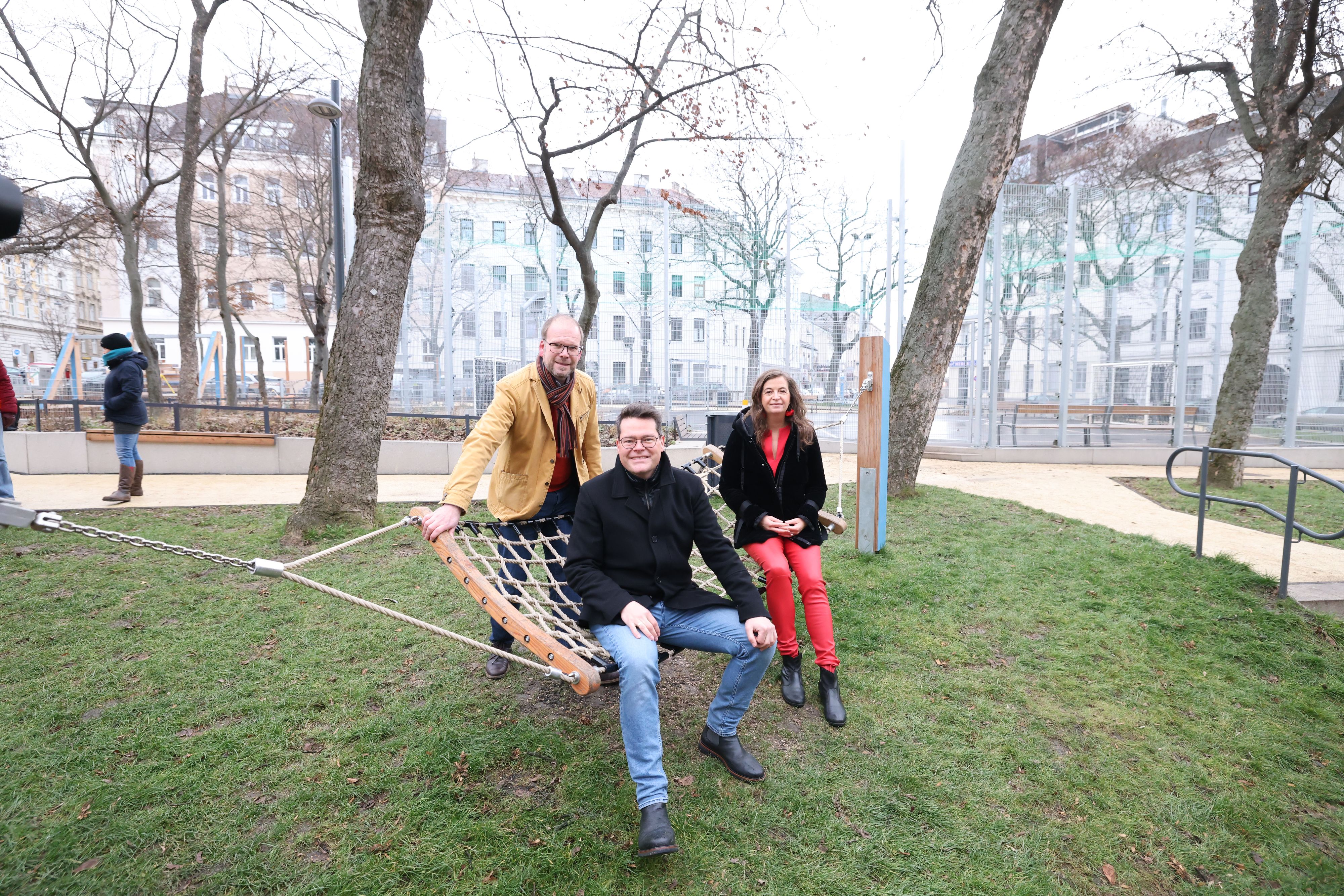 Bezirksvorsteher Dietmar Baurecht, Klimastadtrat Jürgen Czernohorszky und Planungsstadträtin Ulli Sima (v.l.n.r) bei der Eröffnung des neugestalteten Parks.