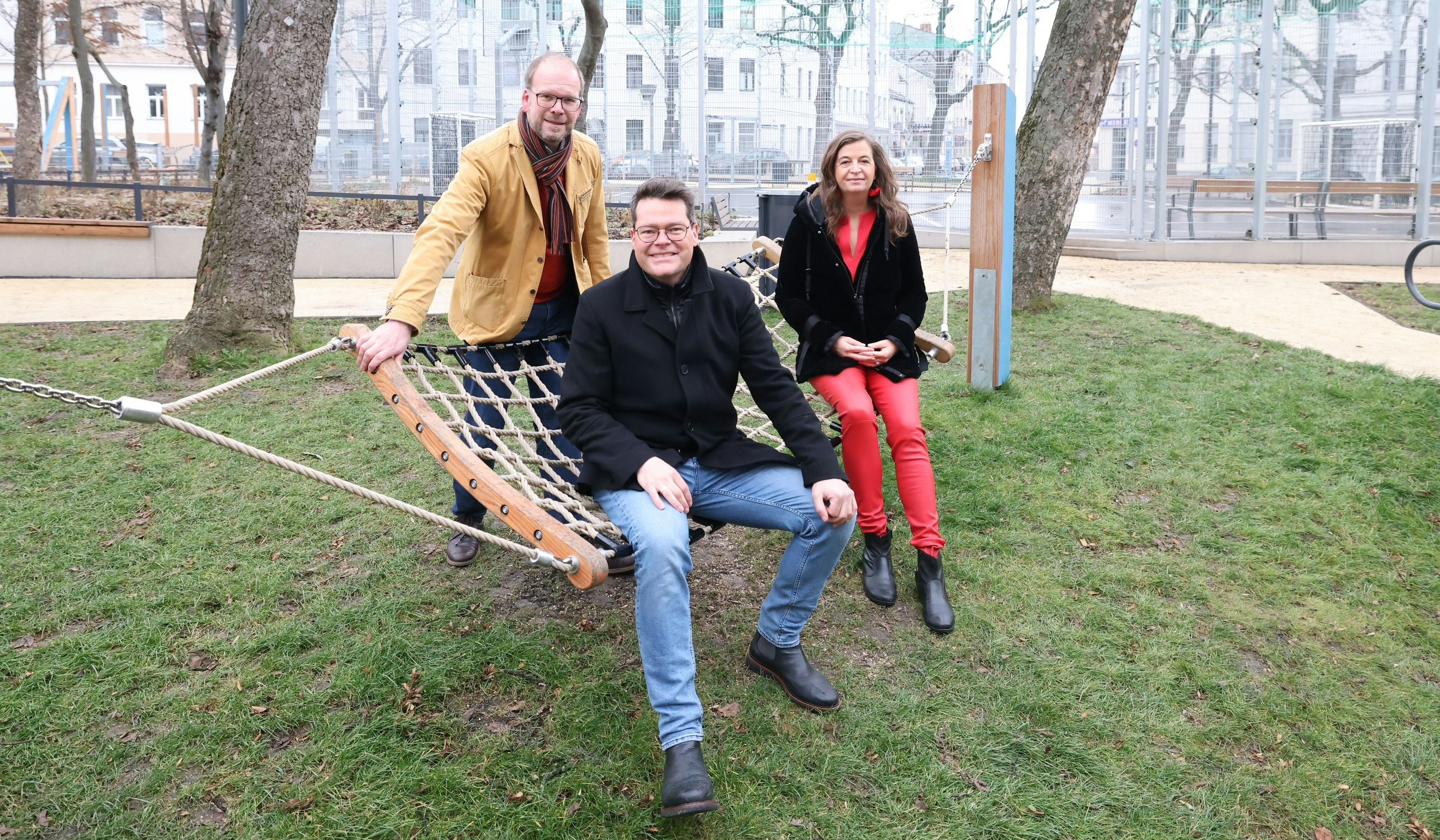 Bezirksvorsteher David Baurecht, Klimastadtrat Jürgen Czernohorszky und Planungsstadträtin Ulli Sima (v.l.n.r) bei der Eröffnung des neugestalteten Parks. 