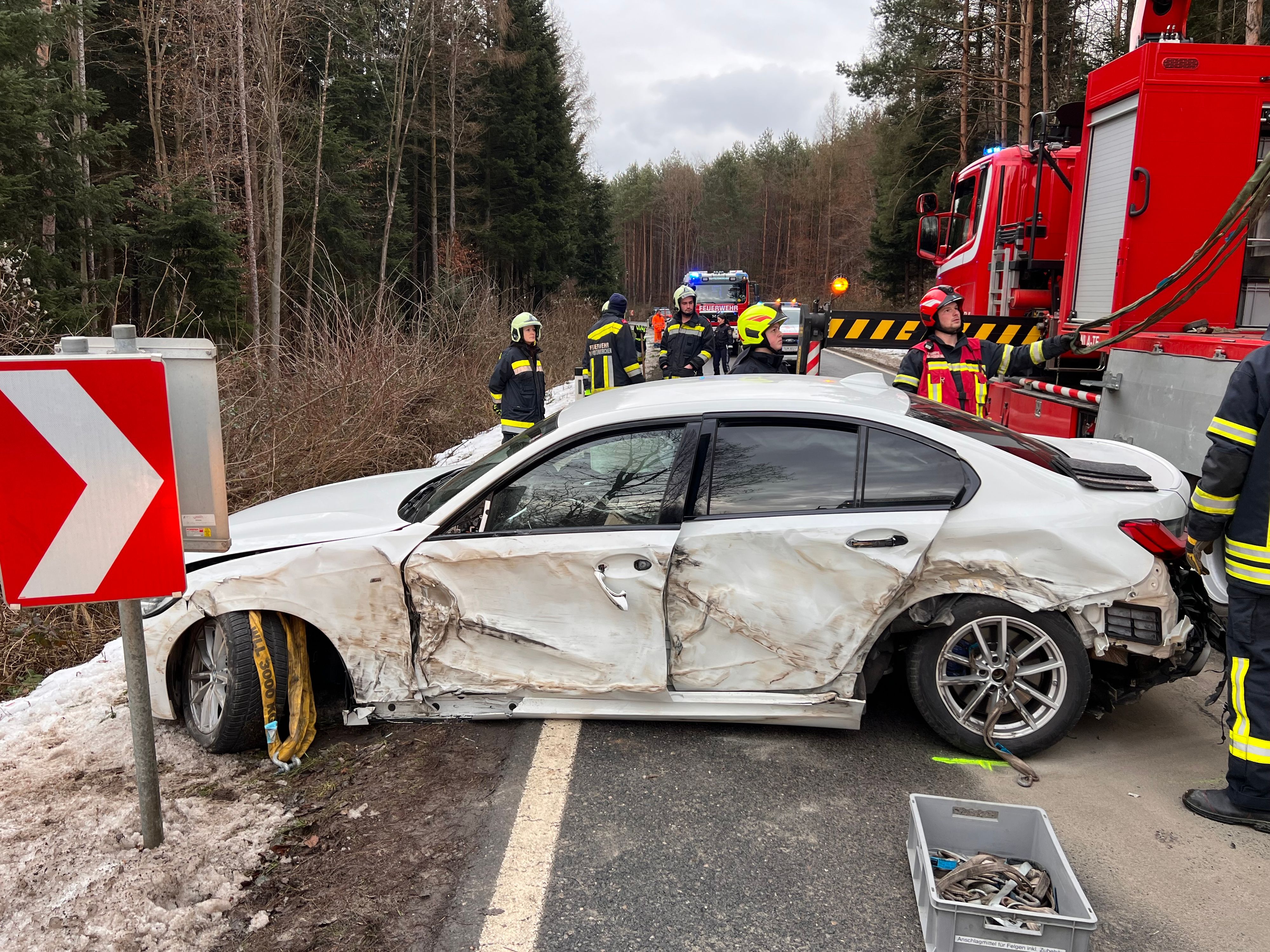 Schwerer Unfall mit BMW im Bezirk Tulln: Einsatzkräfte vor Ort