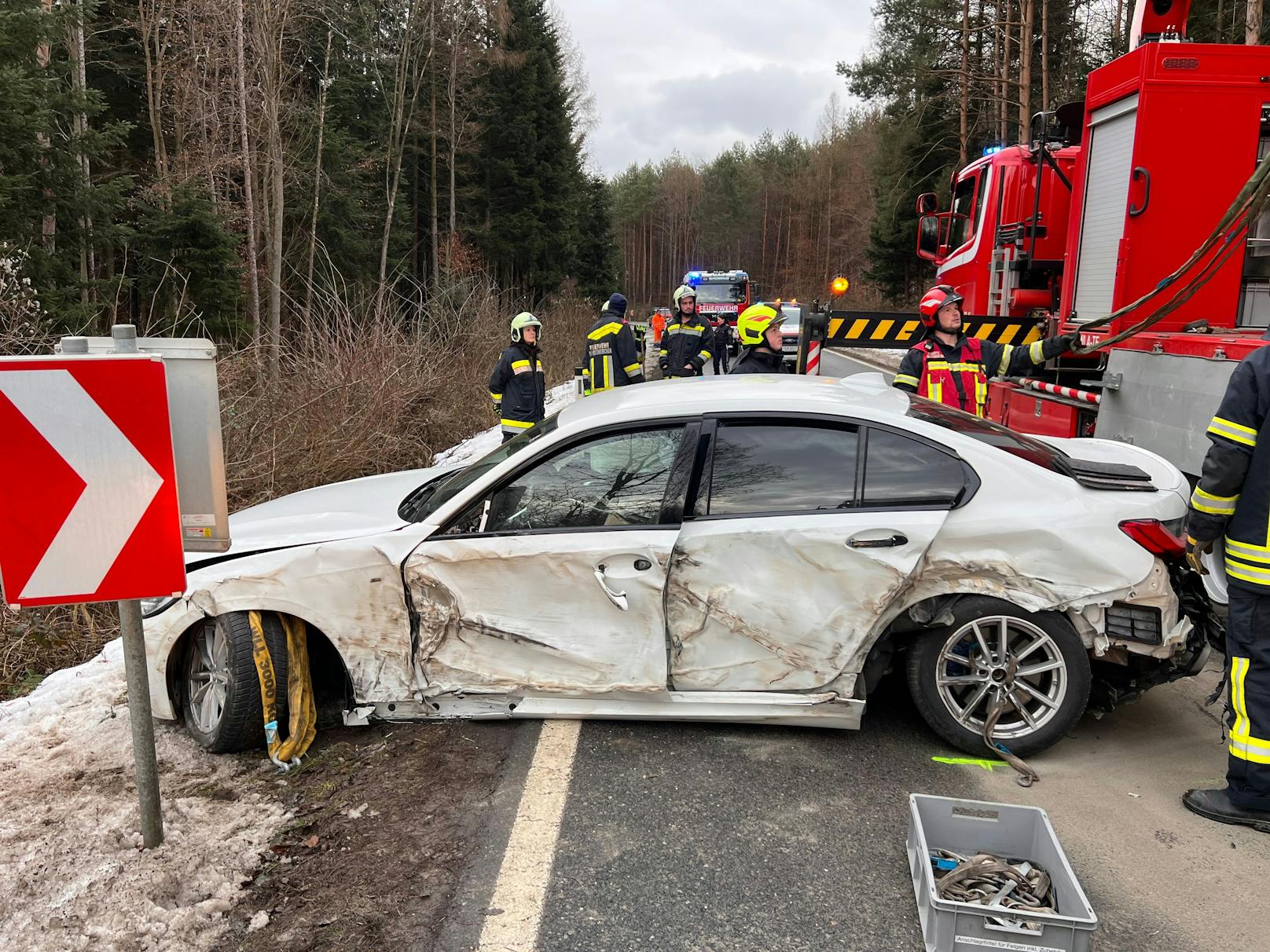 Schwerer Unfall mit BMW im Bezirk Tulln: Einsatzkräfte vor Ort