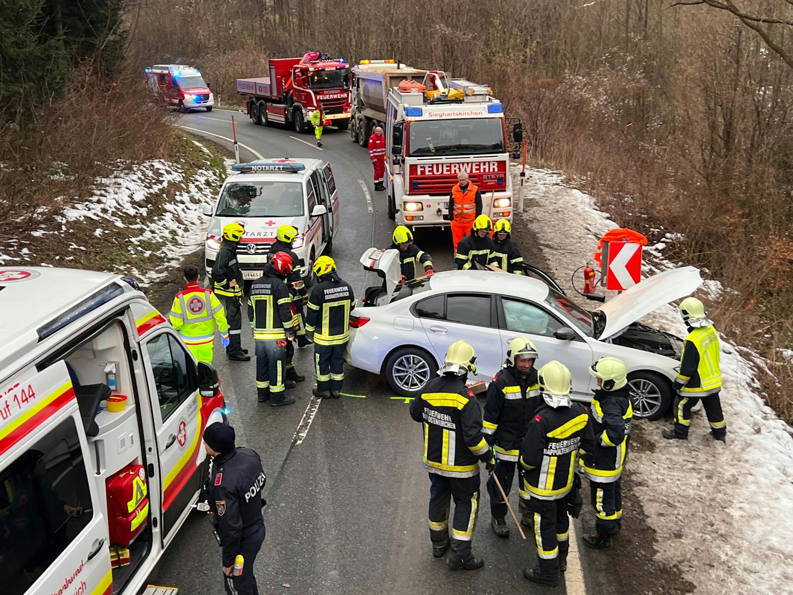 Schwerer Unfall mit BMW im Bezirk Tulln: Einsatzkräfte vor Ort