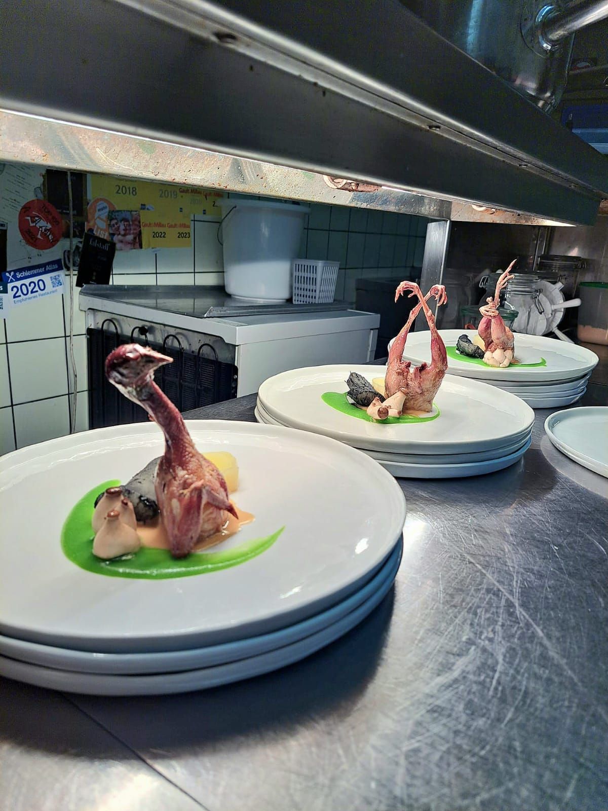 Ein Foto, das im Internet für heftige Diskussionen sorgt: Wachtel mit Maniok, Lauch und Pilzen.&nbsp;