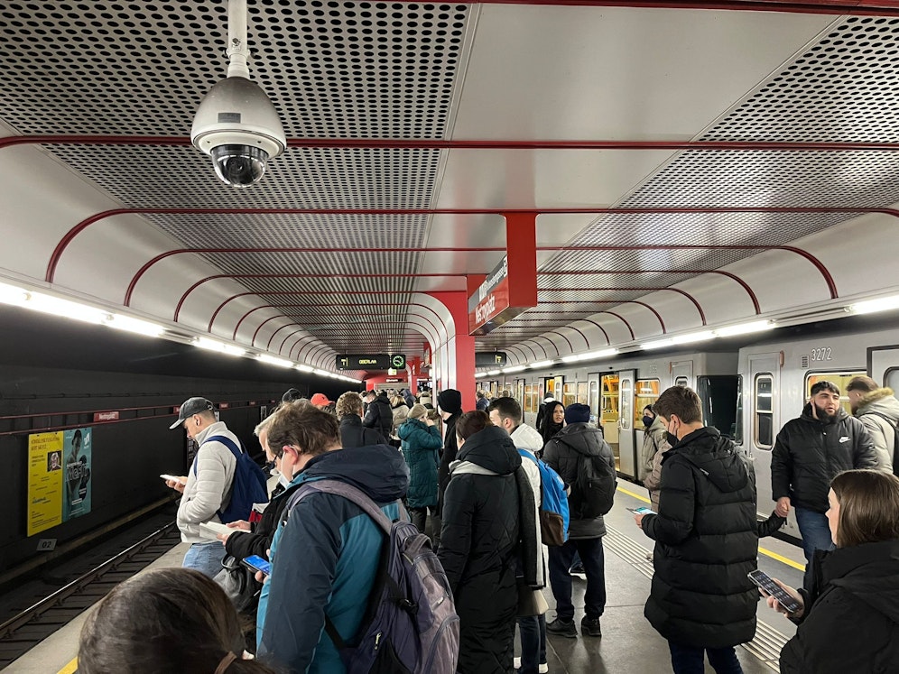 Am Nestroyplatz warten die Wiener auf die U1.