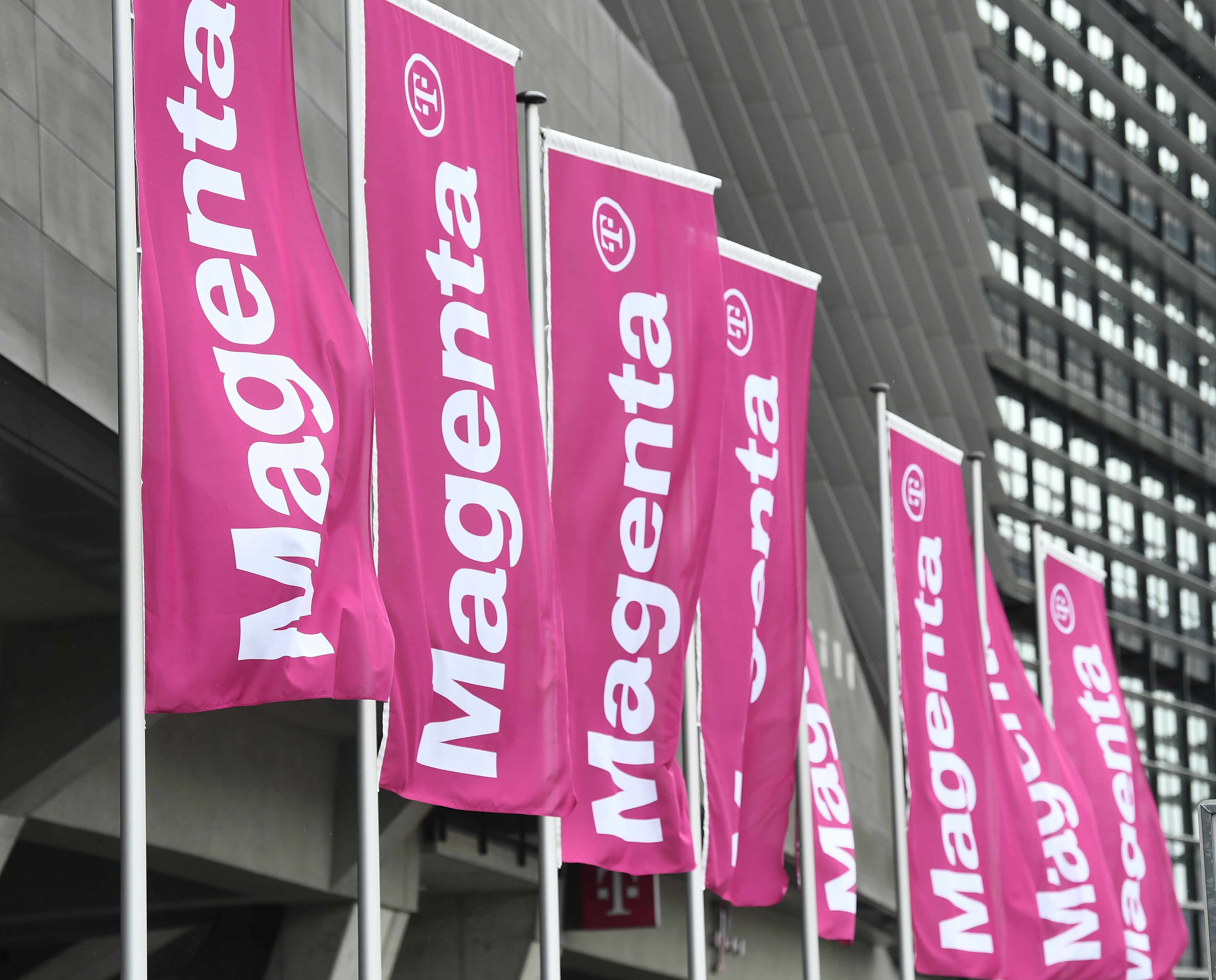 Magenta-Fahnen vor der Zentrale in Wien.