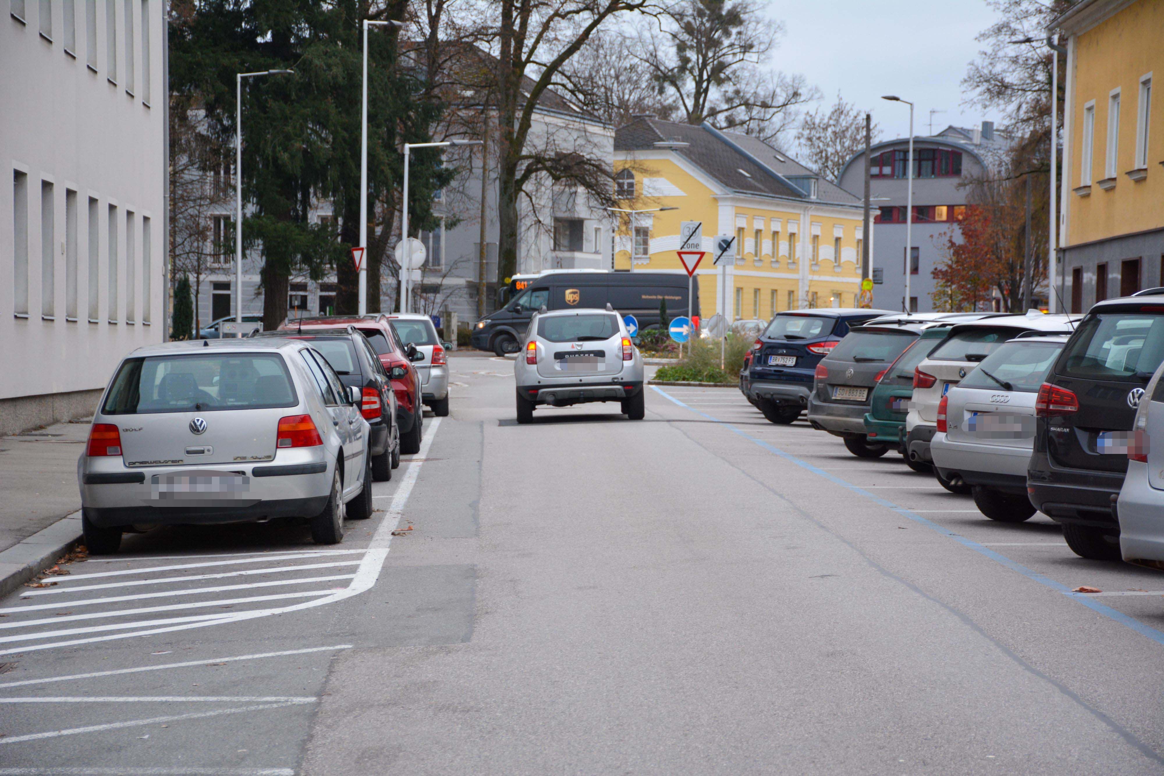 Der alte graue VW fährt seit Jahren durch Ried. Im Inneren ist ein Radargerät eingebaut, das Temposünder blitzt.