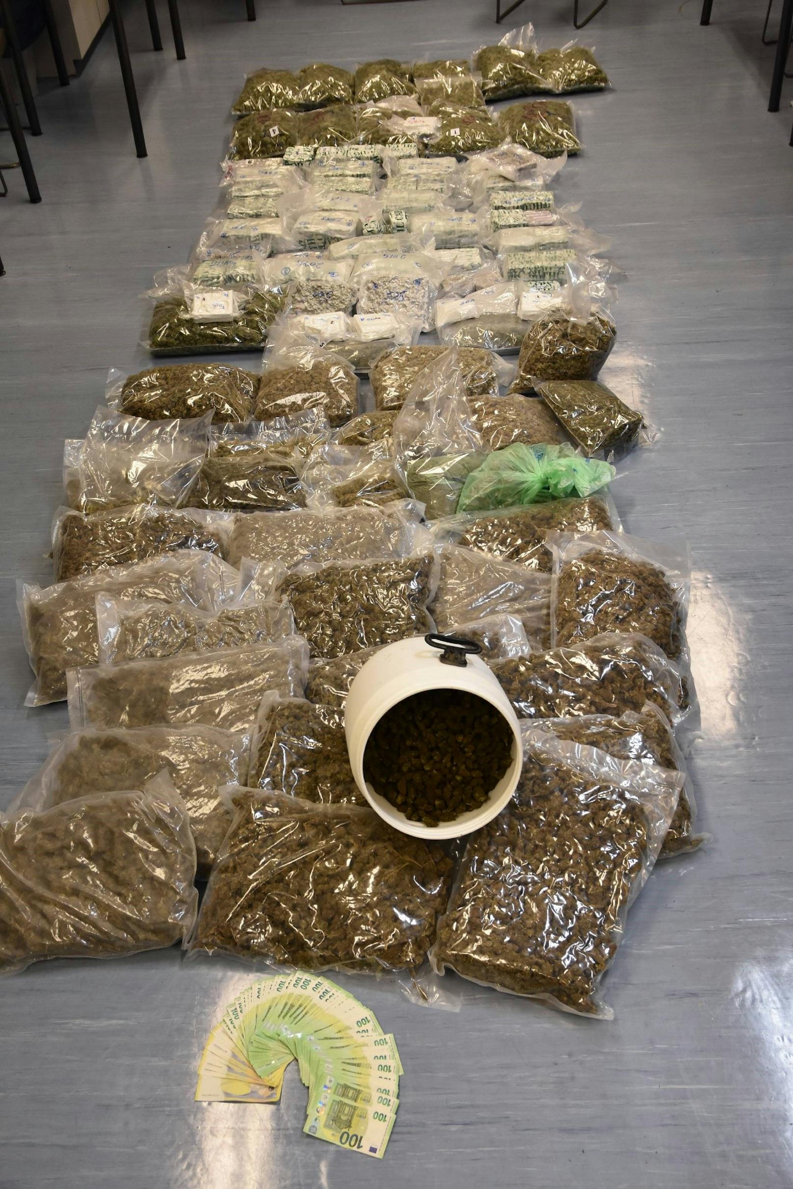Insgesamt wurden 107 Kilo Cannabis, drei Kilo Kokain und  9.700 Euro Bargeld sichergestellt.