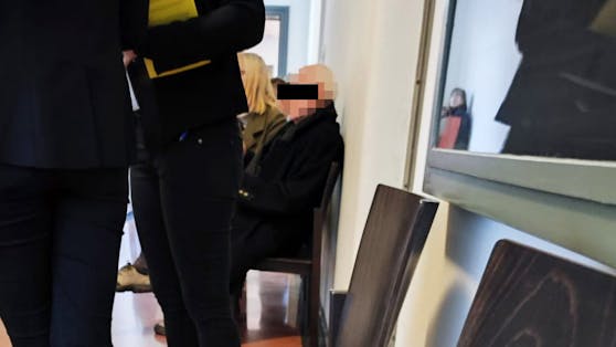 Der angeklagte Ehemann (90) vor Gericht in Krems