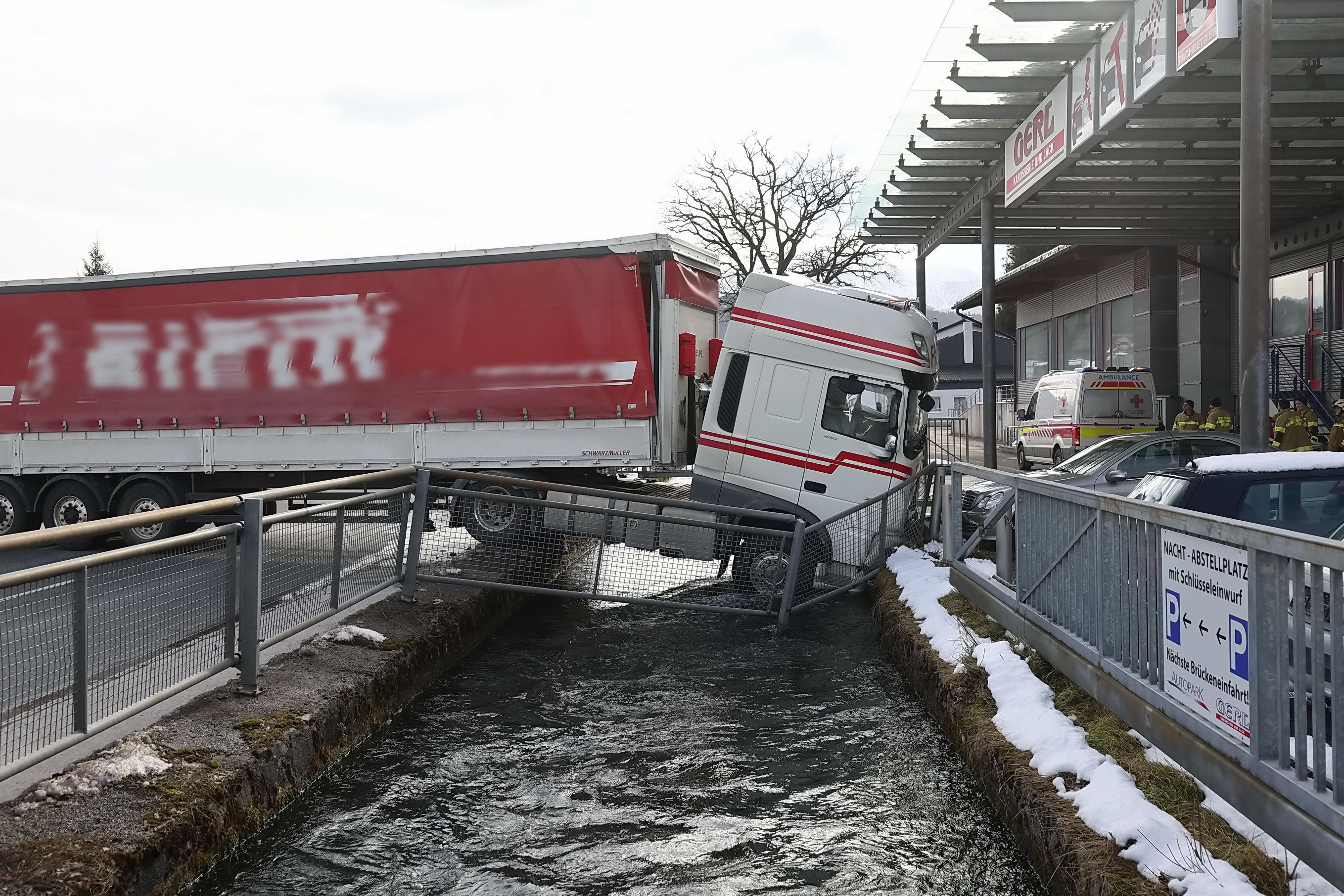 Die Bergung gestaltete sich schwierig, denn die Fahrerkabine hing komplett über Wasser.
