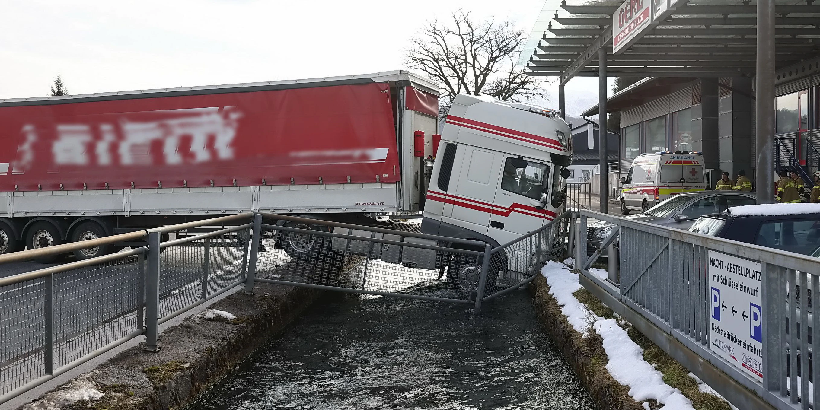 Die Bergung gestaltete sich schwierig, denn die Fahrerkabine hing komplett über Wasser.