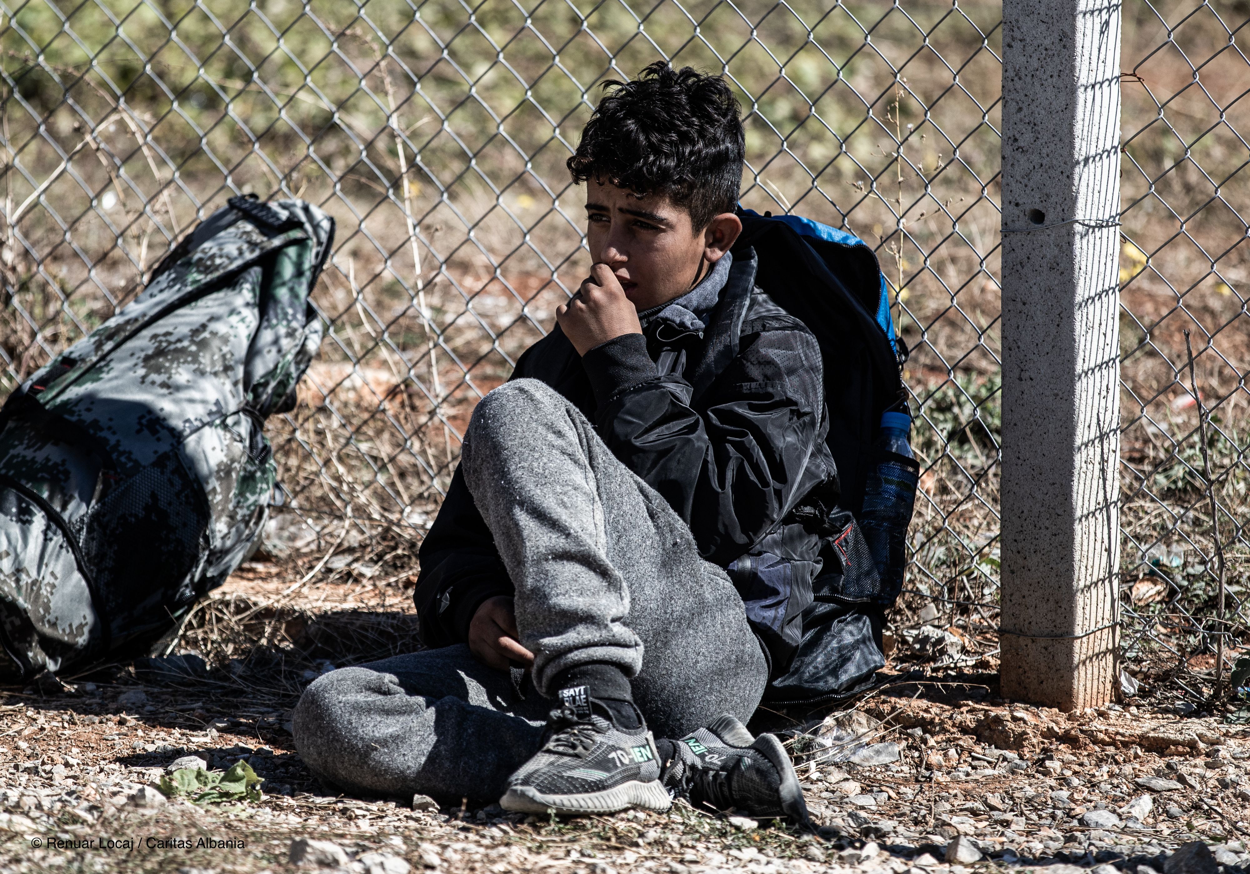 Auch in Albanien, dem Partnerland der Caritas St. Pölten, kommen derzeit viele unbegleitete minderjährige Flüchtlinge an und dies ohne ein familiäres Netz in Albanien zu haben - so wie Dayyan.Insgesamt erhalten durch die Caritas Albanien rund 300 Flüchtlinge eine Notunterkunft, sowie 400 Menschen warme Mahlzeiten. Ebenso werden Medikamente im Krankheitsfall gekauft und die Not-Unterkünfte mit Hygiene- und Desinfektionsmaterialen ausgestattet.