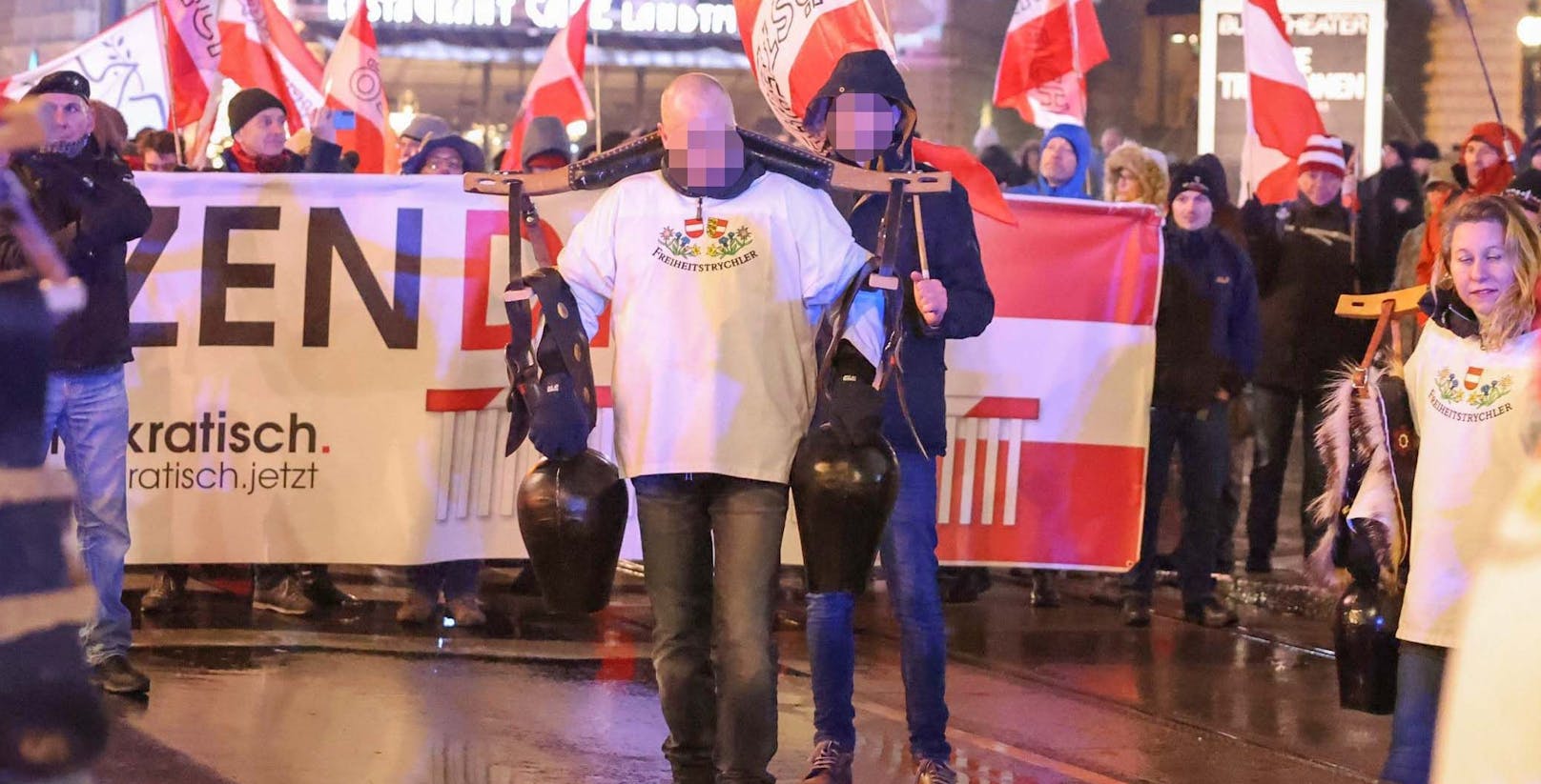 Der Verurteilte (nicht abgebildet) war Mitglied der sogenannten "Freiheitstrychler", die hier bei einer Demonstration in Wien zu sehen sind.