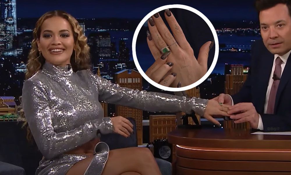 Rita Ora präsentiert bei Jimmy Fallon stolz ihren Ehering.