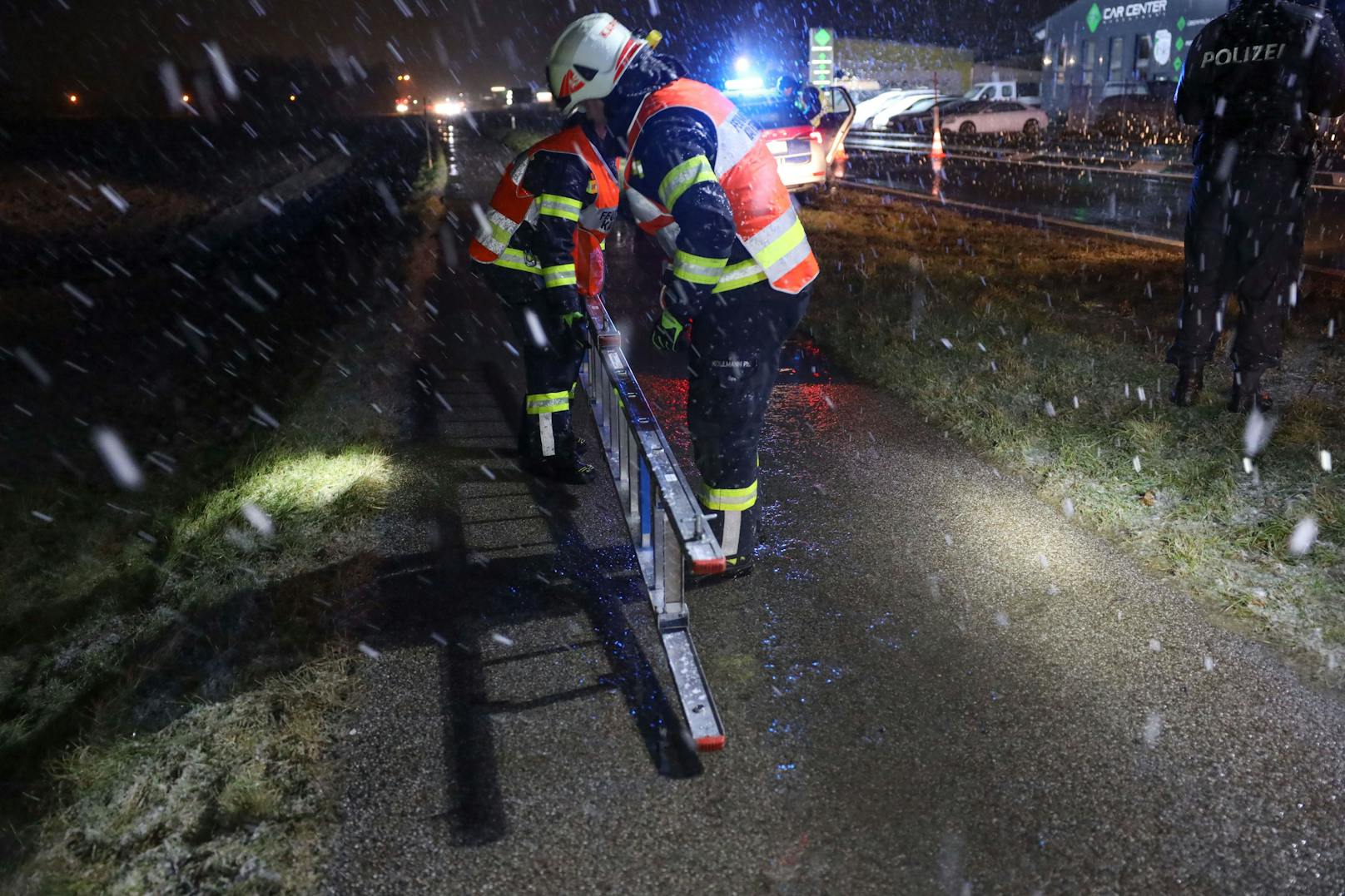 Ein Kleintransporter ist am Donnerstag in den frühen Morgenstunden in Marchtrenk (Bezirk Wels-Land) von der Straße abgekommen und umgestürzt.
