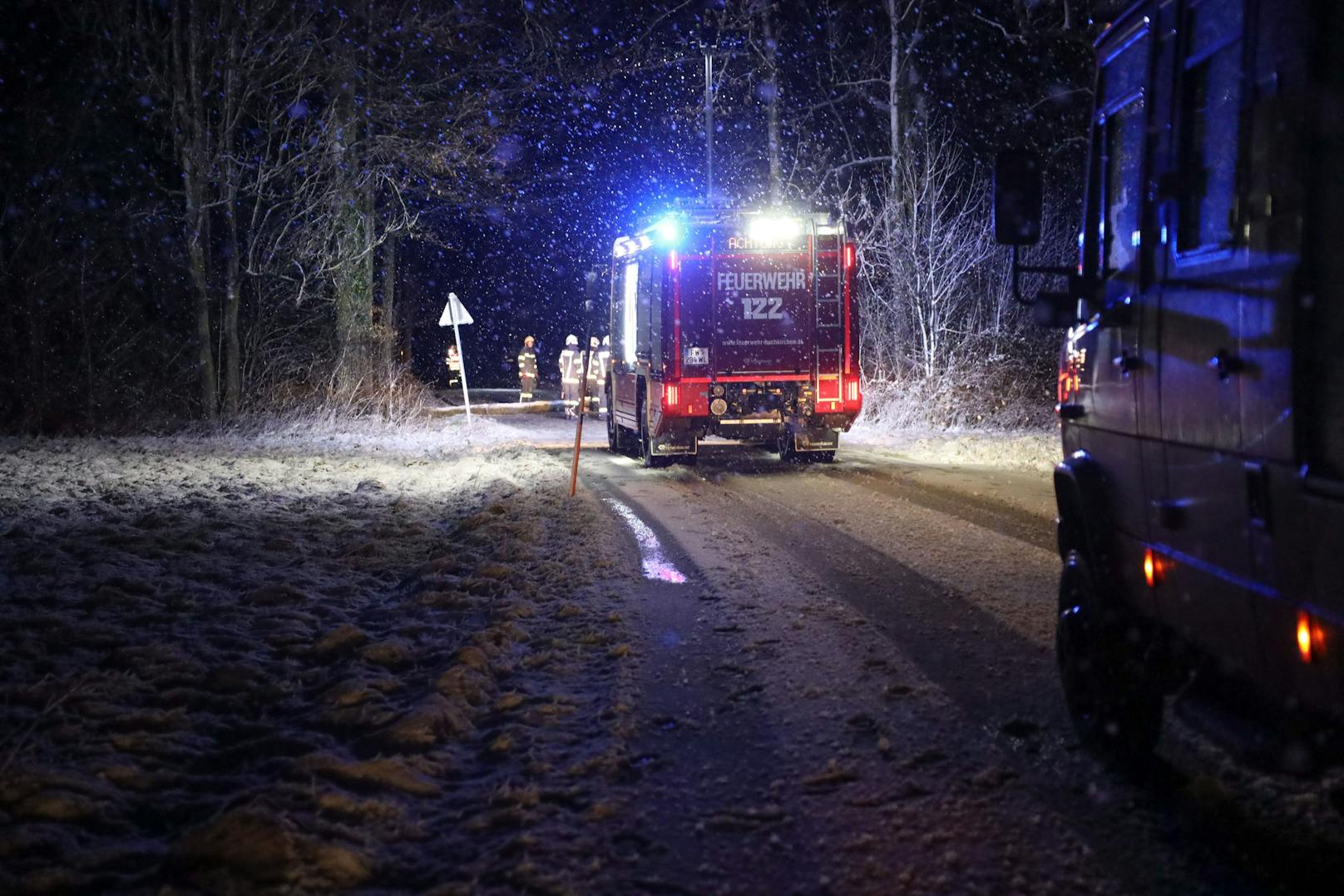 Umgestürzte Bäume nach Sturmböen und einsetzendem Schneefall haben für zahlreiche Einsätze der Feuerwehren in Oberösterreich gesorgt.