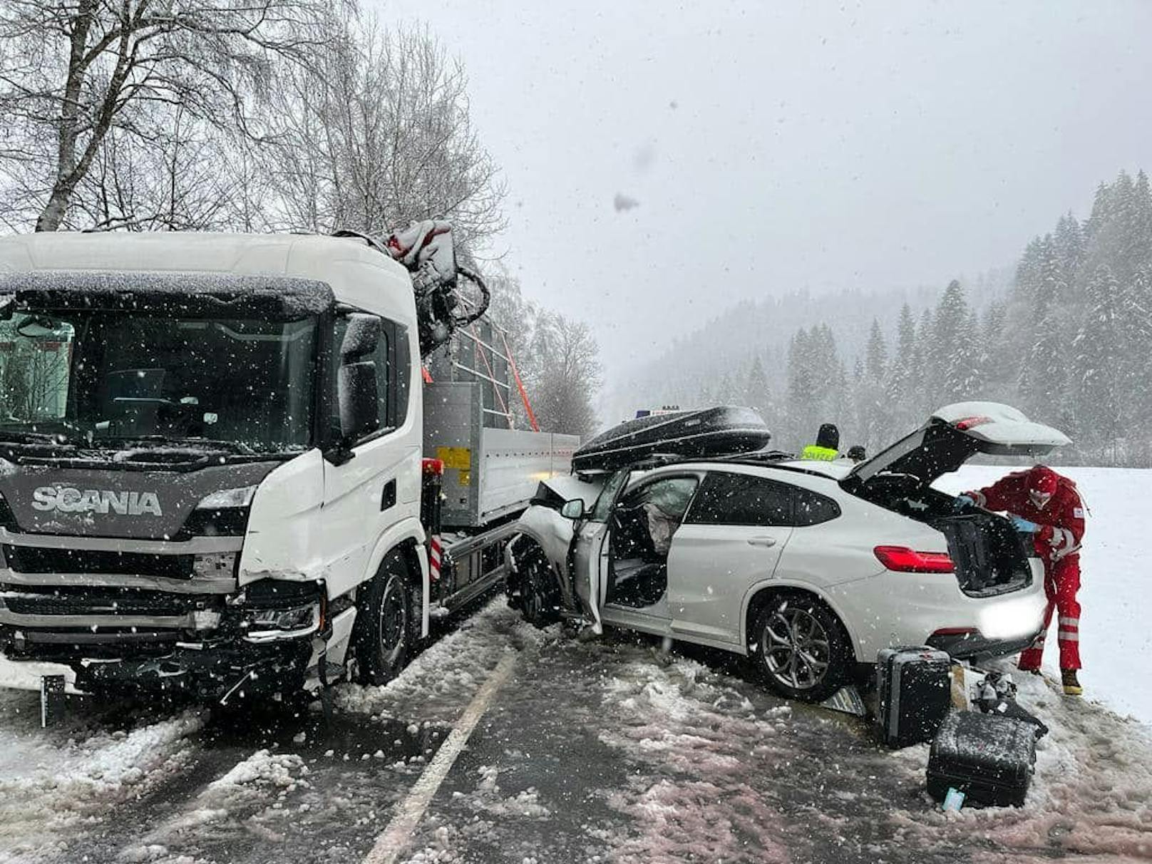 Verkehrsunfall auf der Hochkönigstrasse in Fieberbrunn (T) aufgrund winterlicher Fahrbahnverhältnisse. (2. Februar 2023)