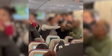 Kind tritt Mann auf Türkei-Flug – er zuckt komplett aus