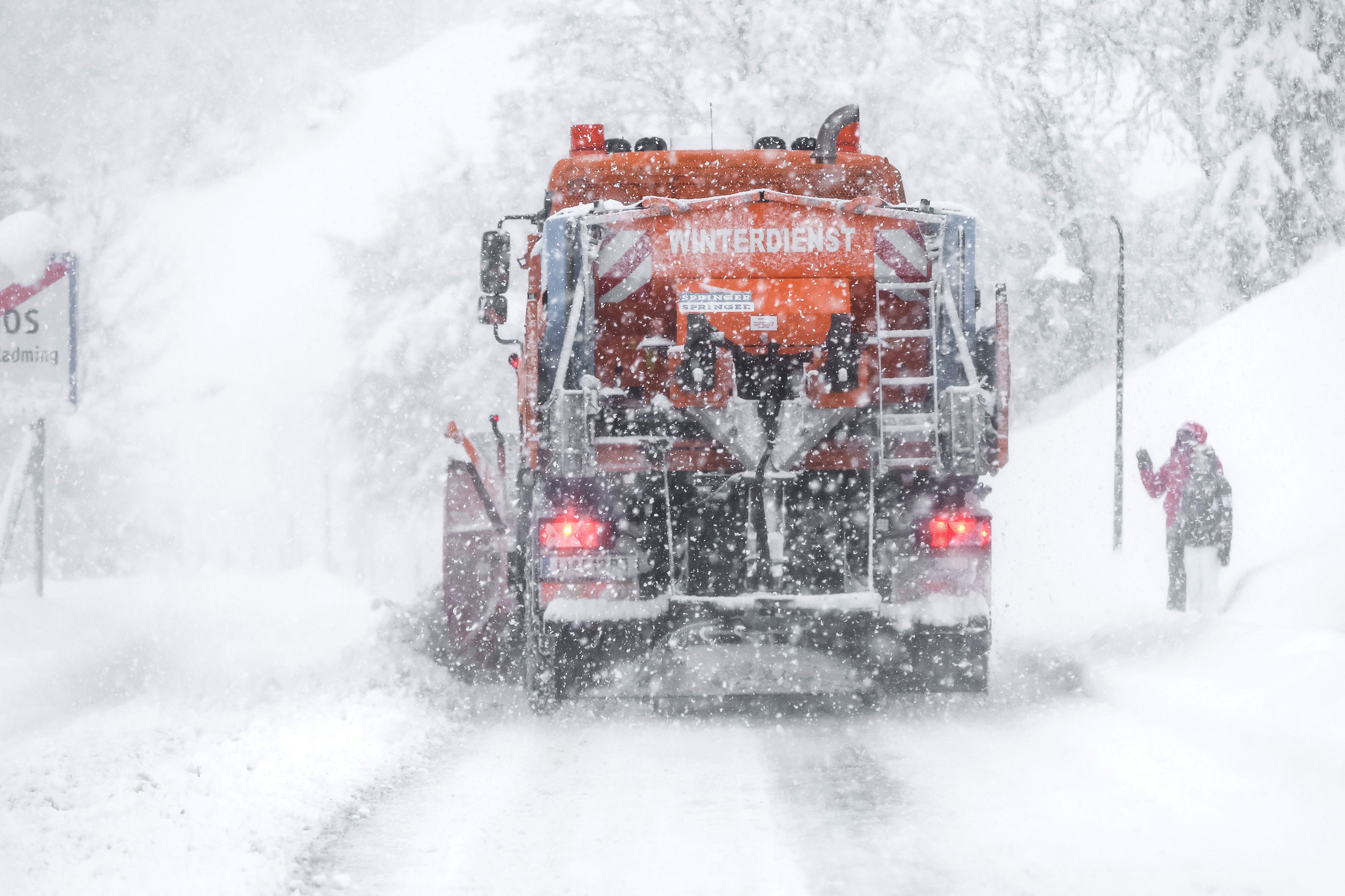 Eine lebhafte Nordwestströmung sorgte an der Alpennordseite für stürmisches Wetter mit zum Teil kräftigem Schneefall, so auch in Schladming (im Bild, 2. Februar 2023).