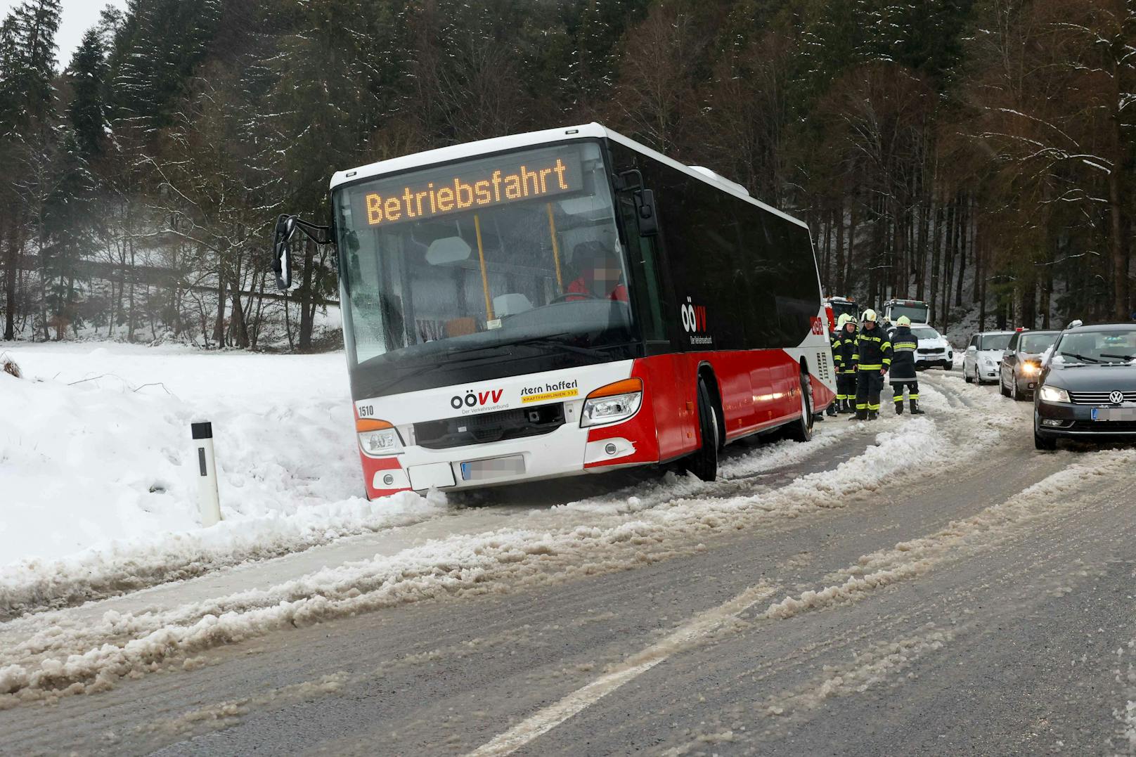 In Wagenham (Bez.Braunau) rutschte ein Schulbus aufgrund des heftigen Schneefalls in einen Graben ab. Die Feuerwehr war im Einsatz.
