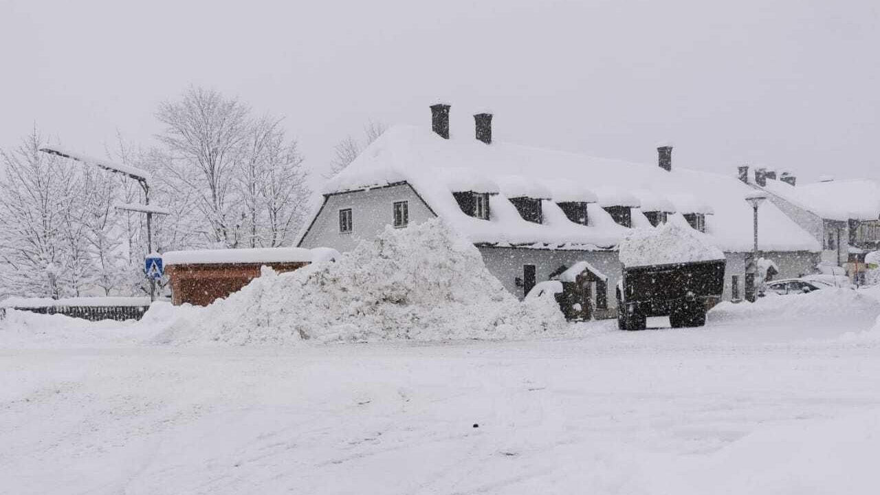 "Wenn es so weiter schneit, sind wir demnächst ebenfalls eingeschneit", fürchtet ein Anrainer. Im Ort Hinterwildalpen (Liezen) sind 70 Personen von der Außenwelt abgeschnitten.