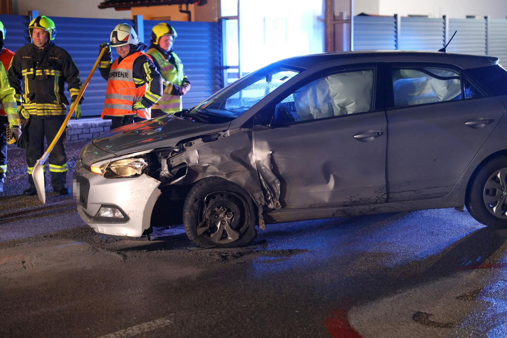 Glücklicherweise nur mit Sachschaden endete am späten Mittwochabend eine Streifkollision zweier Fahrzeuge in Gunskirchen (Bezirk Wels-Land).