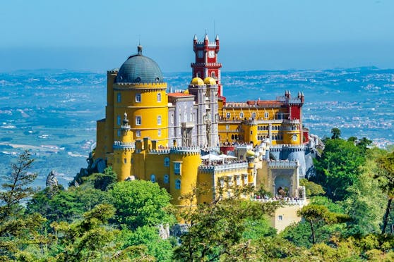 Sieht ein bisschen aus wie Disneyland, ist aber das Königsschloss Palácio Nacional da Pena in Sintra.