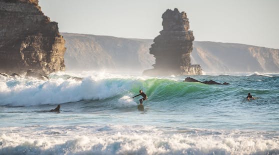 Die Wellen vor der portugiesischen Küste sind bei Surfern auch im Winter sehr beliebt.