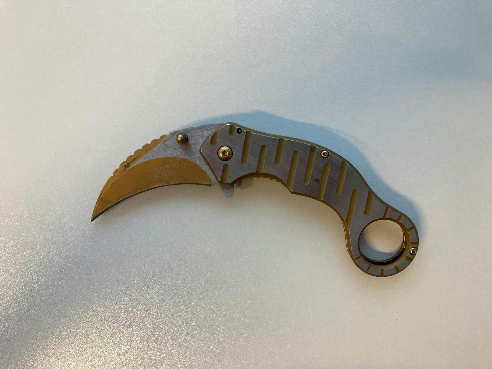 Mit diesem Messer soll das Duo die Angestellte bedroht haben.
