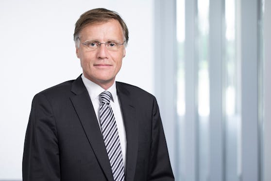 "Infineon hält in schwierigem Fahrwasser Kurs und hat das erste Quartal des laufenden Geschäftsjahres sehr profitabel abgeschlossen", so Jochen Hanebeck, Vorstandsvorsitzender von Infineon.