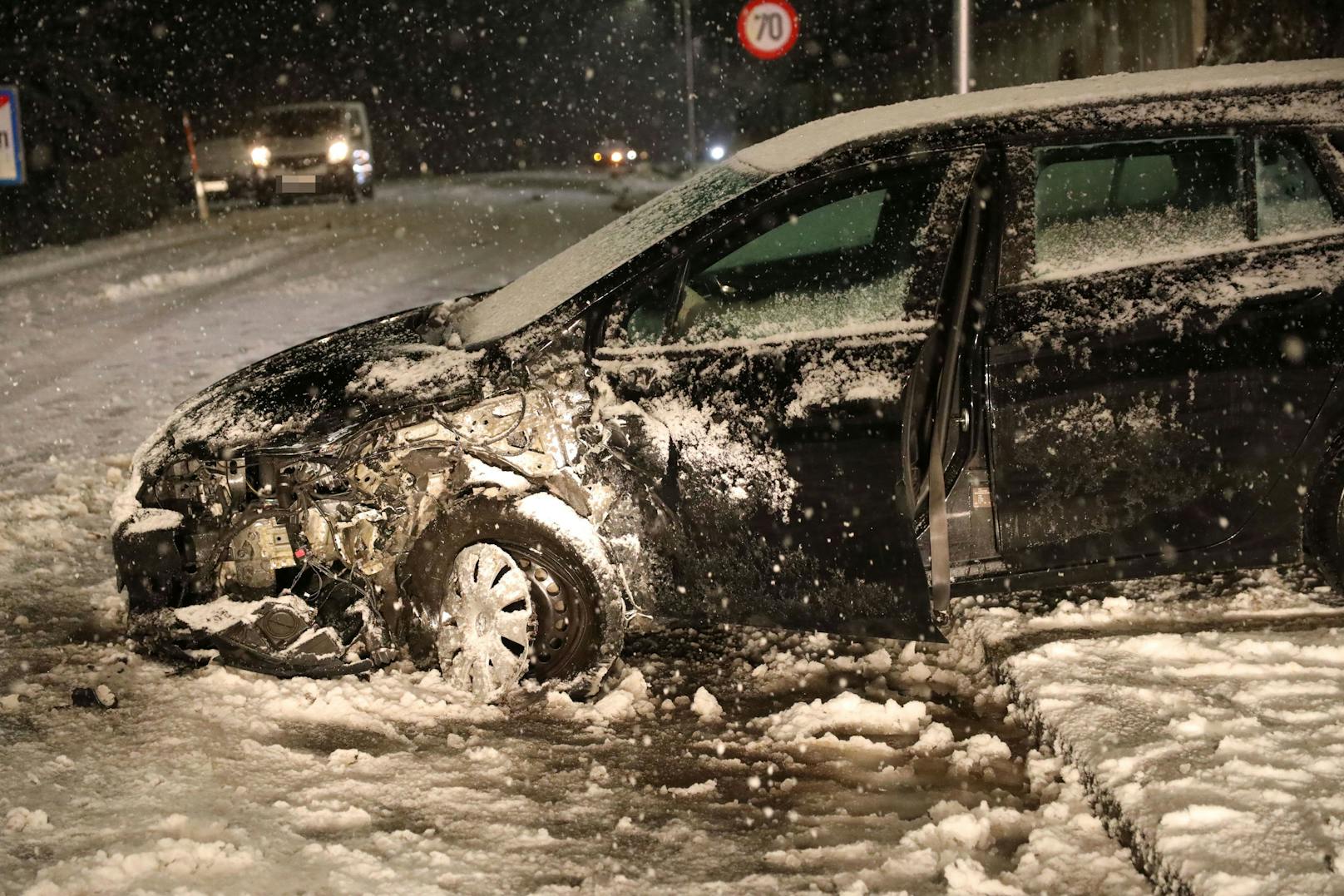 Starker Schneefall seit den frühen Morgenstunden in Oberösterreich. Es kam zu ersten Unfällen. In Offenhausen (Bezirk Wels-Land) sind Donnerstagfrüh bei winterlichen Straßenverhältnissen zwei PKW kollidiert.