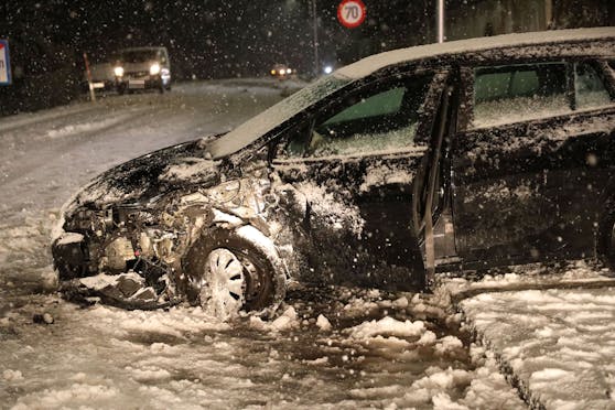 Starker Schneefall seit den frühen Morgenstunden in Oberösterreich. Es kam zu ersten Unfällen.