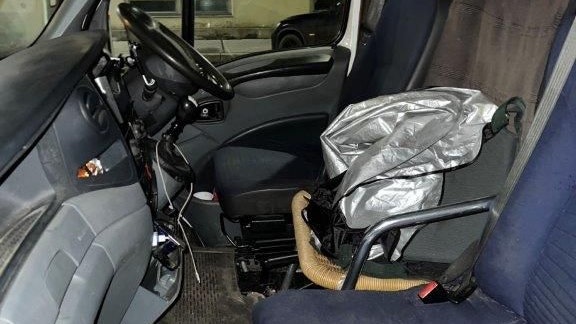 Ein Gartensessel war zwischen Fahrer-und Beifahrersitz abgestellt.