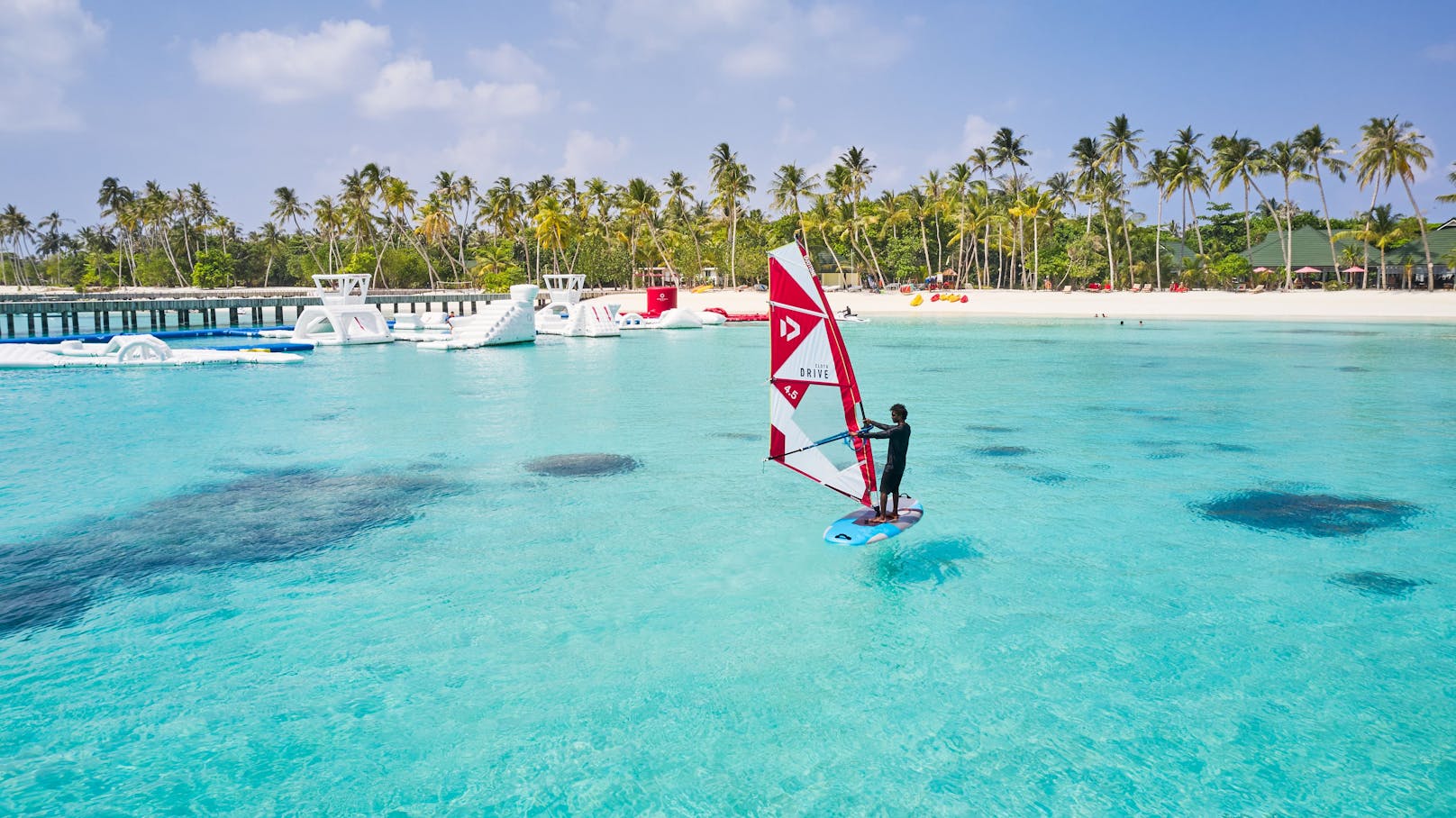 Windsurfen ist auf den Malediven ein absoluter Traum. 
