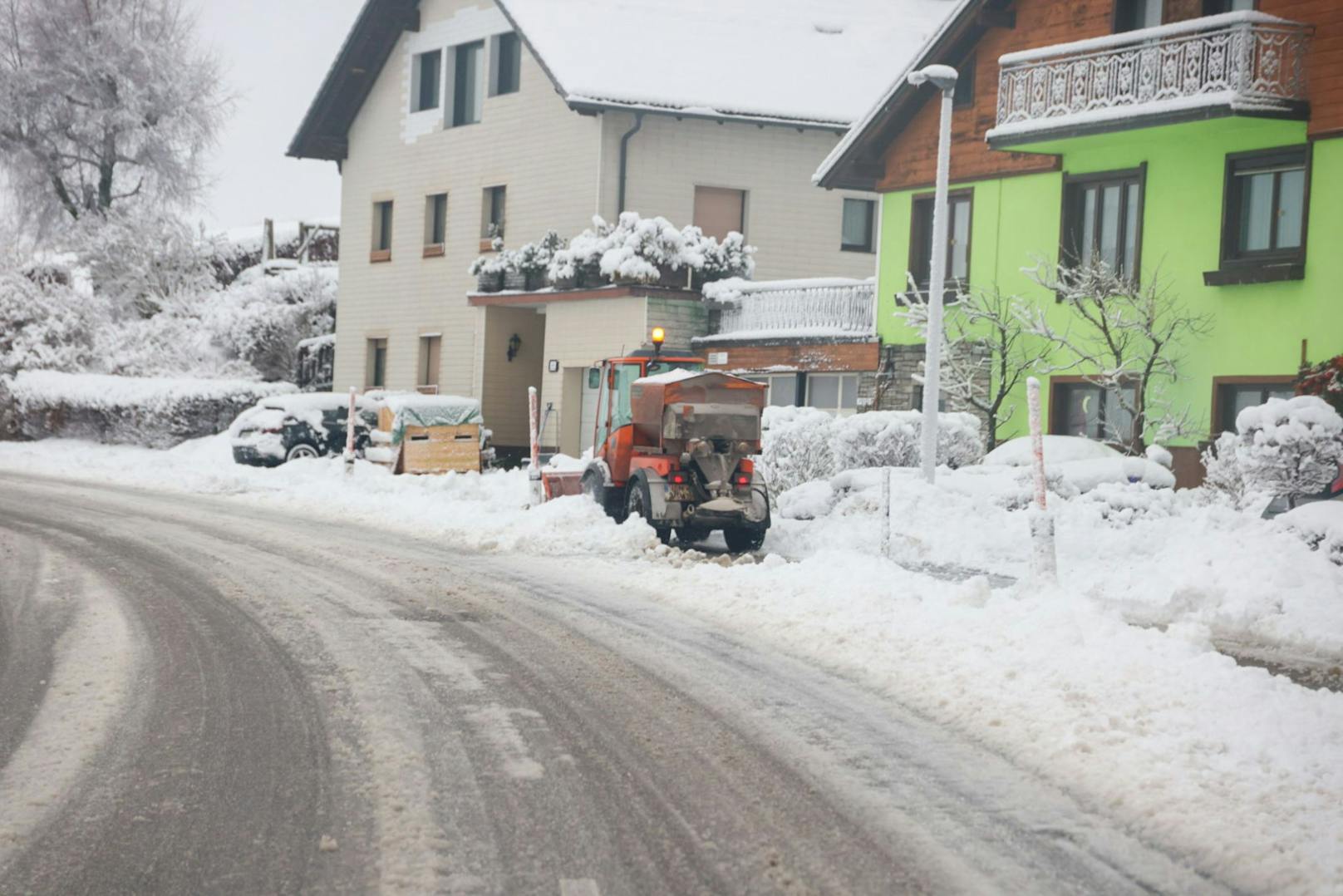 Im Mühlviertel gab es Donnerstagfrüh extrem starken Schneefall. In vielen Teilen sorgte der Wintereinbruch für Probleme.