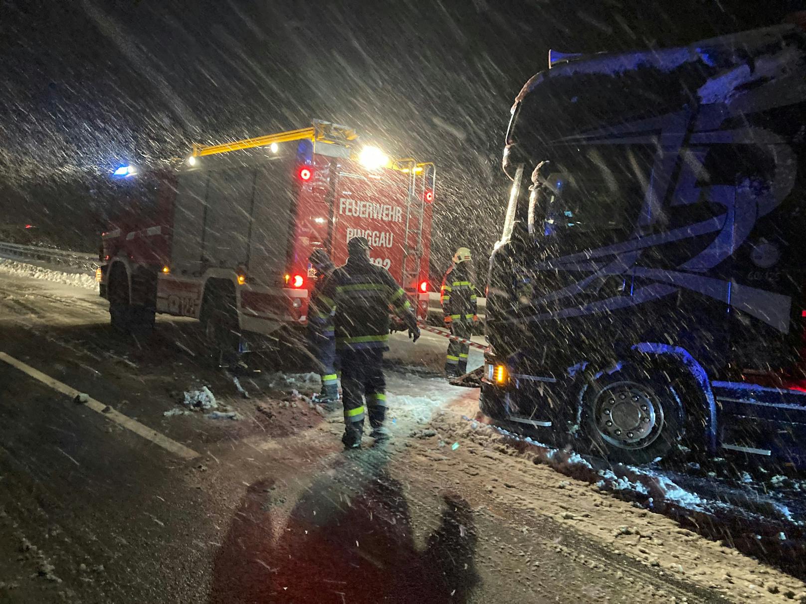 Extremes Schnee-Chaos! Lkws legen Autobahn komplett lahm