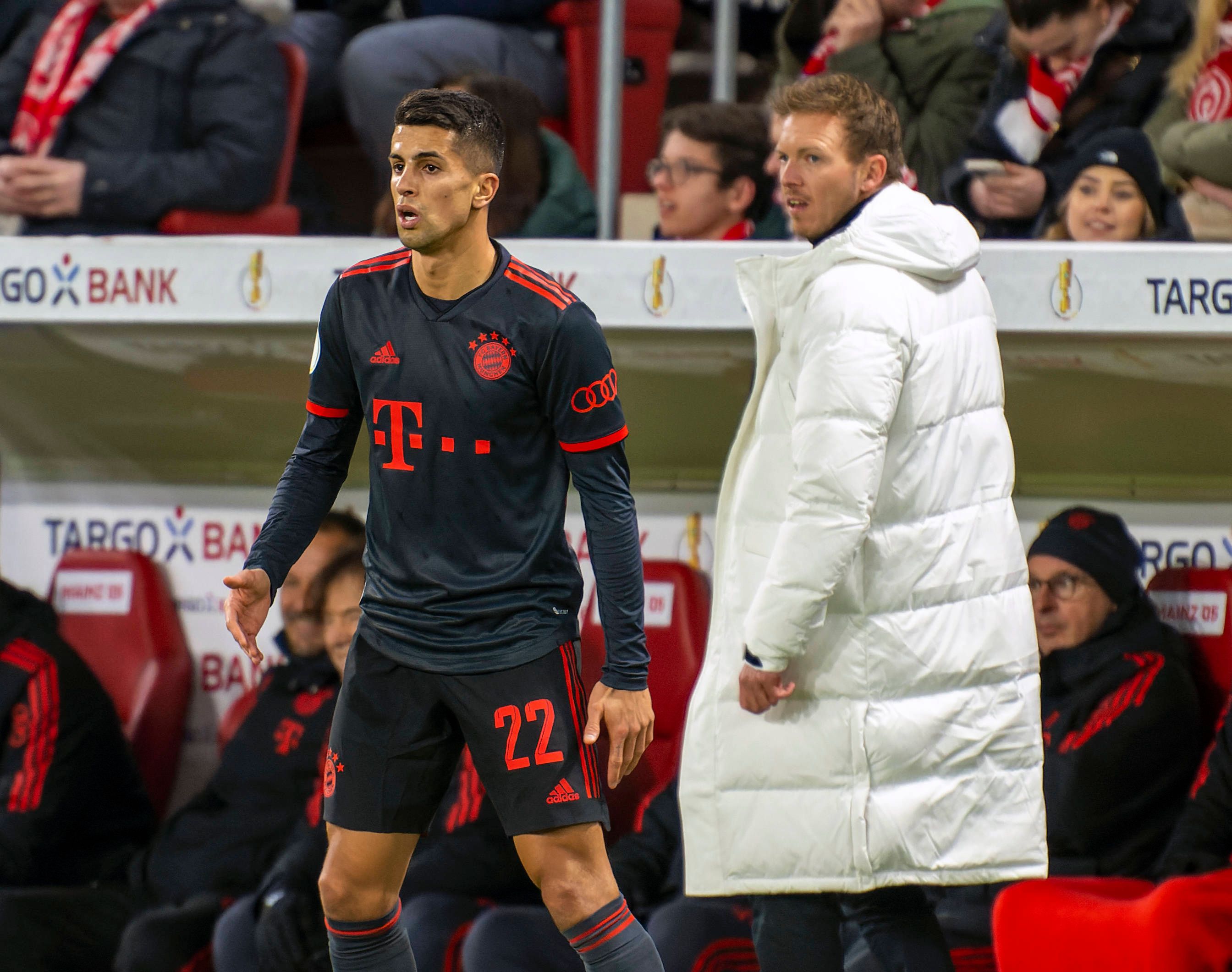 01.02.2023, Fussball DFB-Pokal 2022/2023, Achtelfinale, 1.FSV Mainz 05 - FC Bayern München, in der Mewa-Arena Mainz. Joao Cancelo FC Bayern München und Trainer Julian Nagelsmann FC Bayern München ***DFL and DFB regulations prohibit any use of photographs as image sequences and/or quasi-video.*** *** 01 02 2023, Football DFB Pokal 2022 2023, Round of 16, 1 FSV Mainz 05 FC Bayern Munich, at Mewa Arena Mainz Joao Cancelo FC Bayern Munich and coach Julian Nagelsmann FC Bayern Munich DFL and DFB regulations prohibit any use of photographs as image sequences and or quasi video