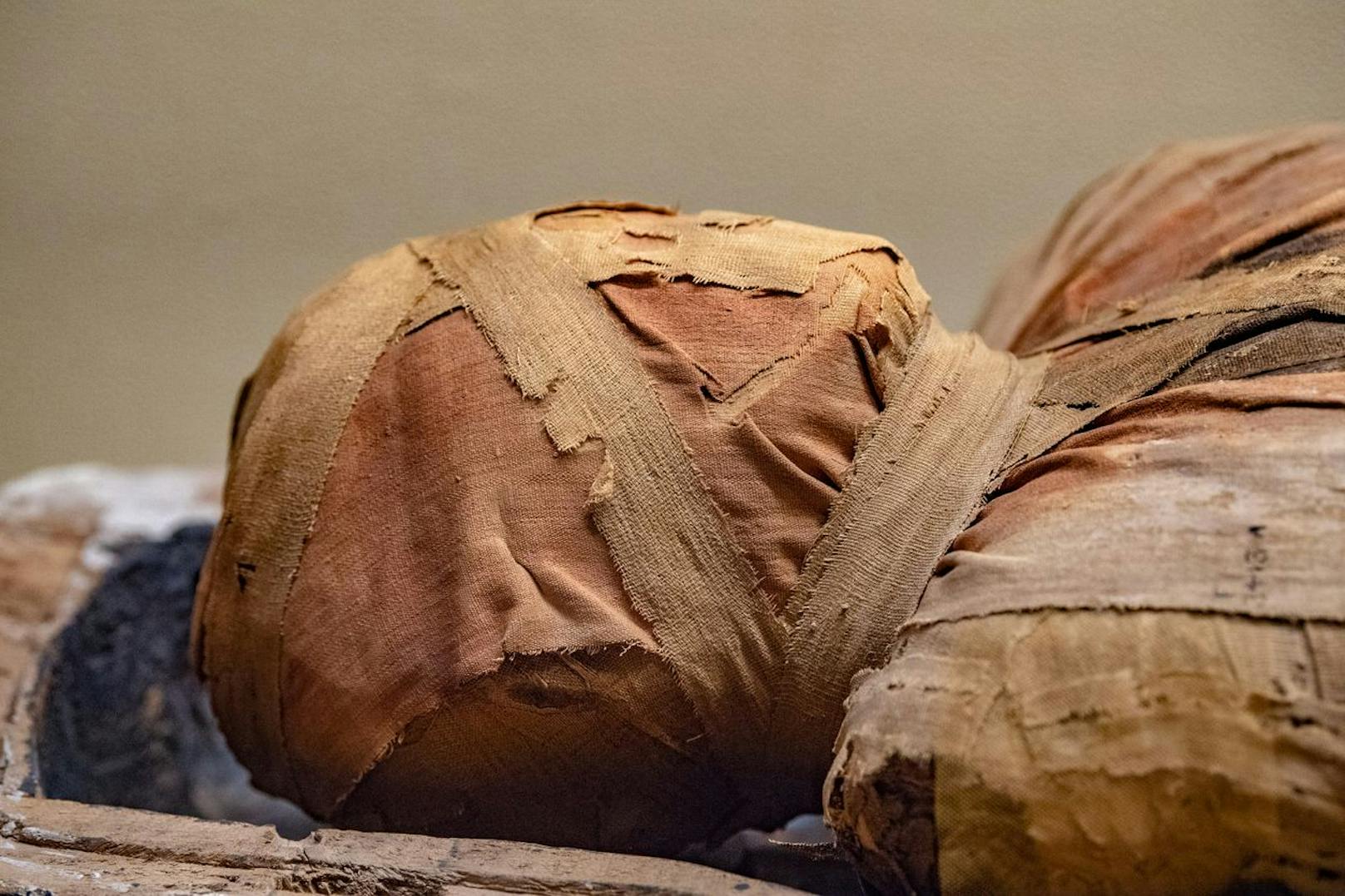 Die Ägypter glaubten an eine Wiederbelebung nach dem Tod. Diese war aber nur möglich, wenn die Seele den Körper wiederfinden und wiedererkennen konnte. Dafür musste der Körper unversehrt sein. So entstand der Brauch der Mumifizierung.