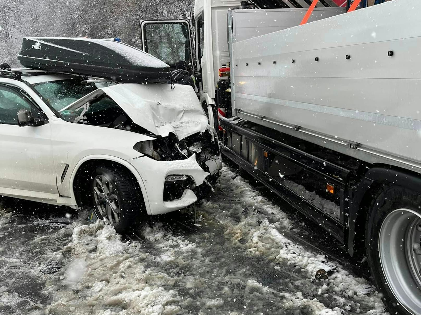 Verkehrsunfall auf der Hochkönigstrasse in Fieberbrunn (T) aufgrund winterlicher Fahrbahnverhältnisse. (2. Februar 2023)