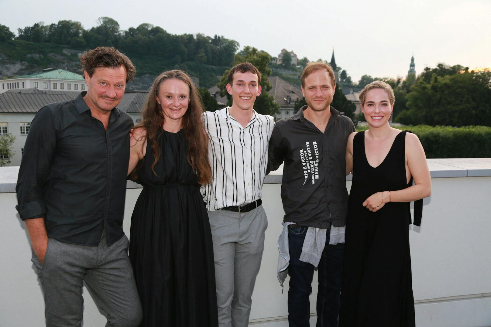  Verena Altenberger mit ihren Filmkollegen bei der Premiere von "Märzengrund". 
