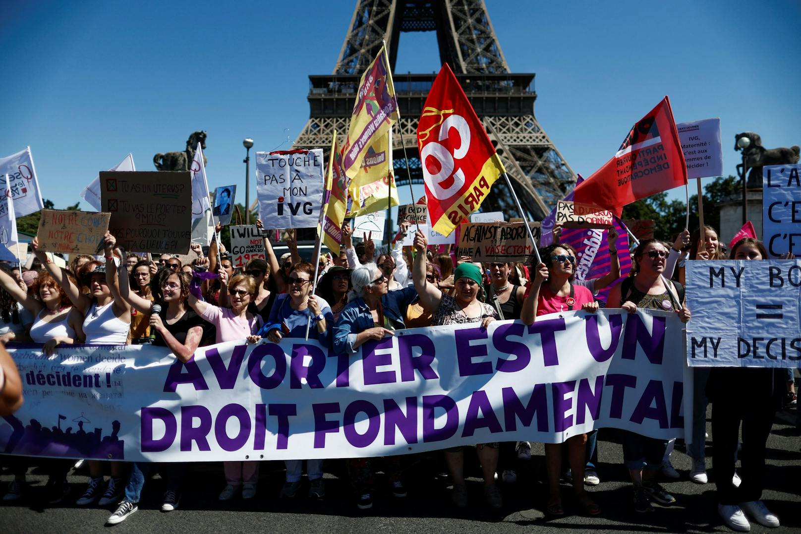 Demonstranten versammeln sich vor dem Eiffelturm in Paris um gegen die Abtreibungsgesetze in den USA zu demonstrieren, (Foto vom 02.Juli 2022)