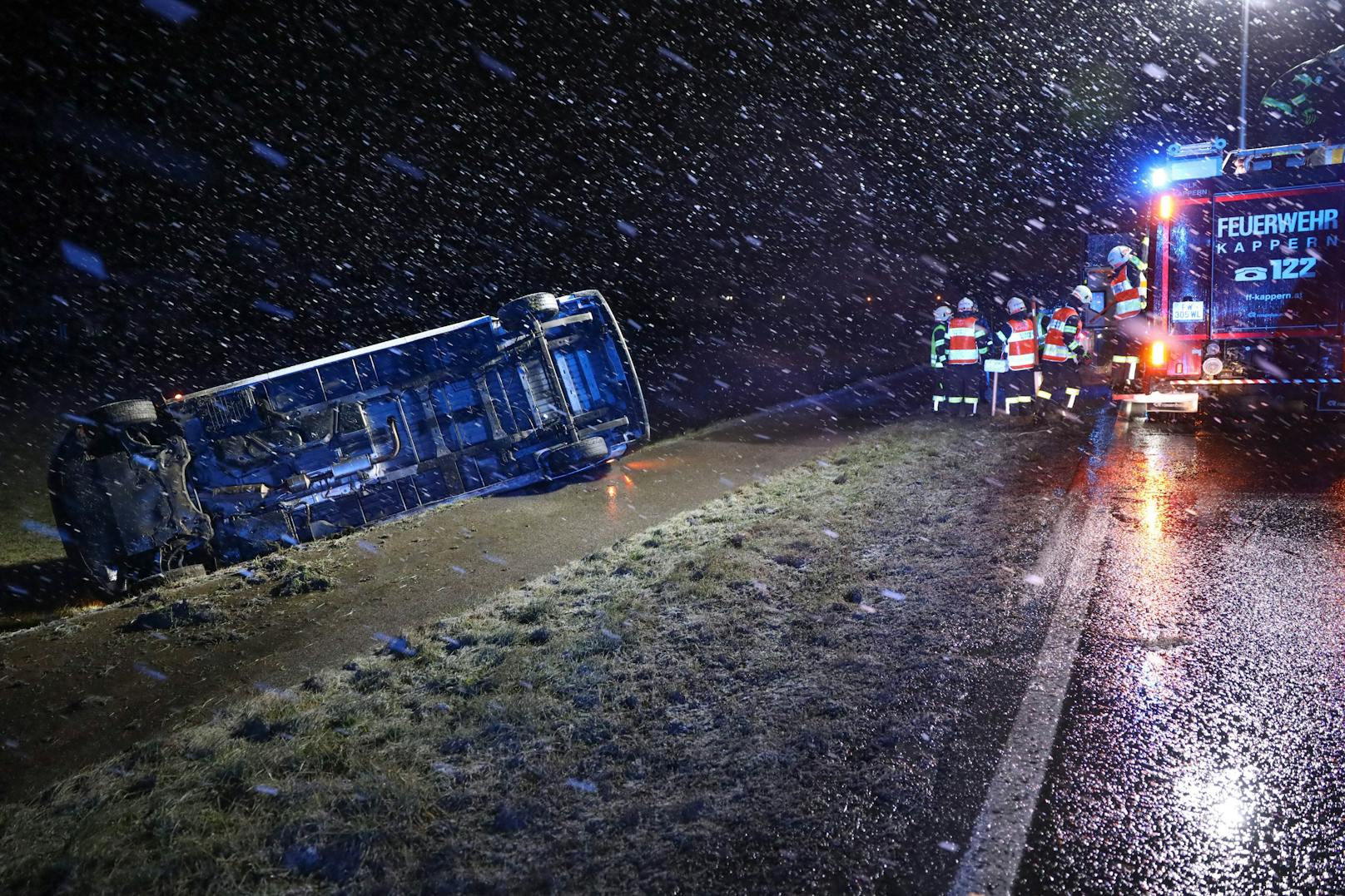 Ein Kleintransporter ist am Donnerstag in den frühen Morgenstunden in Marchtrenk (Bezirk Wels-Land) von der Straße abgekommen und umgestürzt.