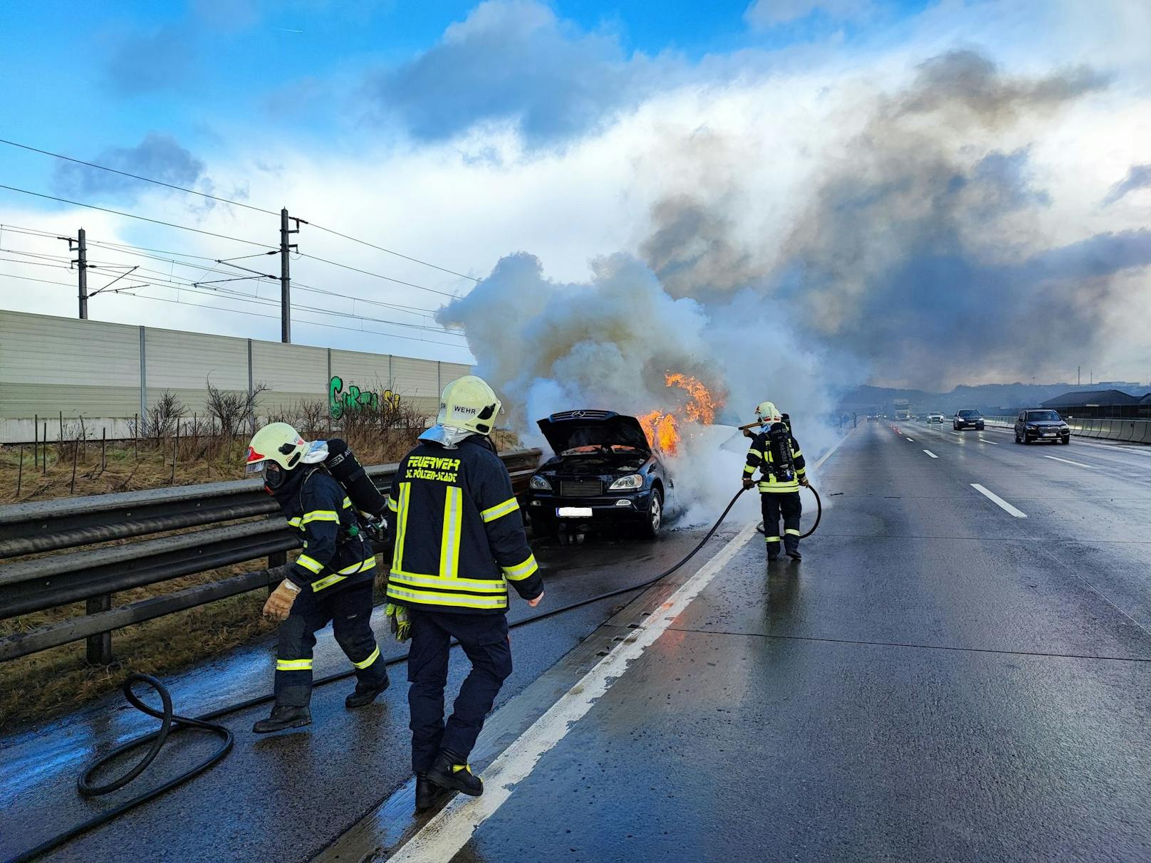 Der Wagen brannte völlig aus, am Anhänger hatte der SUV einen BMW transportiert.