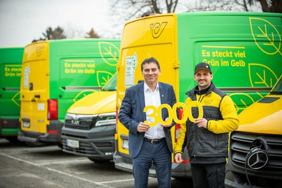 Freuen sich über das 3.000ste E-Fahrzeug der Post: Peter Umundum, Vorstandsdirektor für Paket & Logistik, mit einem der 40 Zusteller*innen, die in Wien bereits mit elektrisch betriebenen Pakettransportern unterwegs sind.