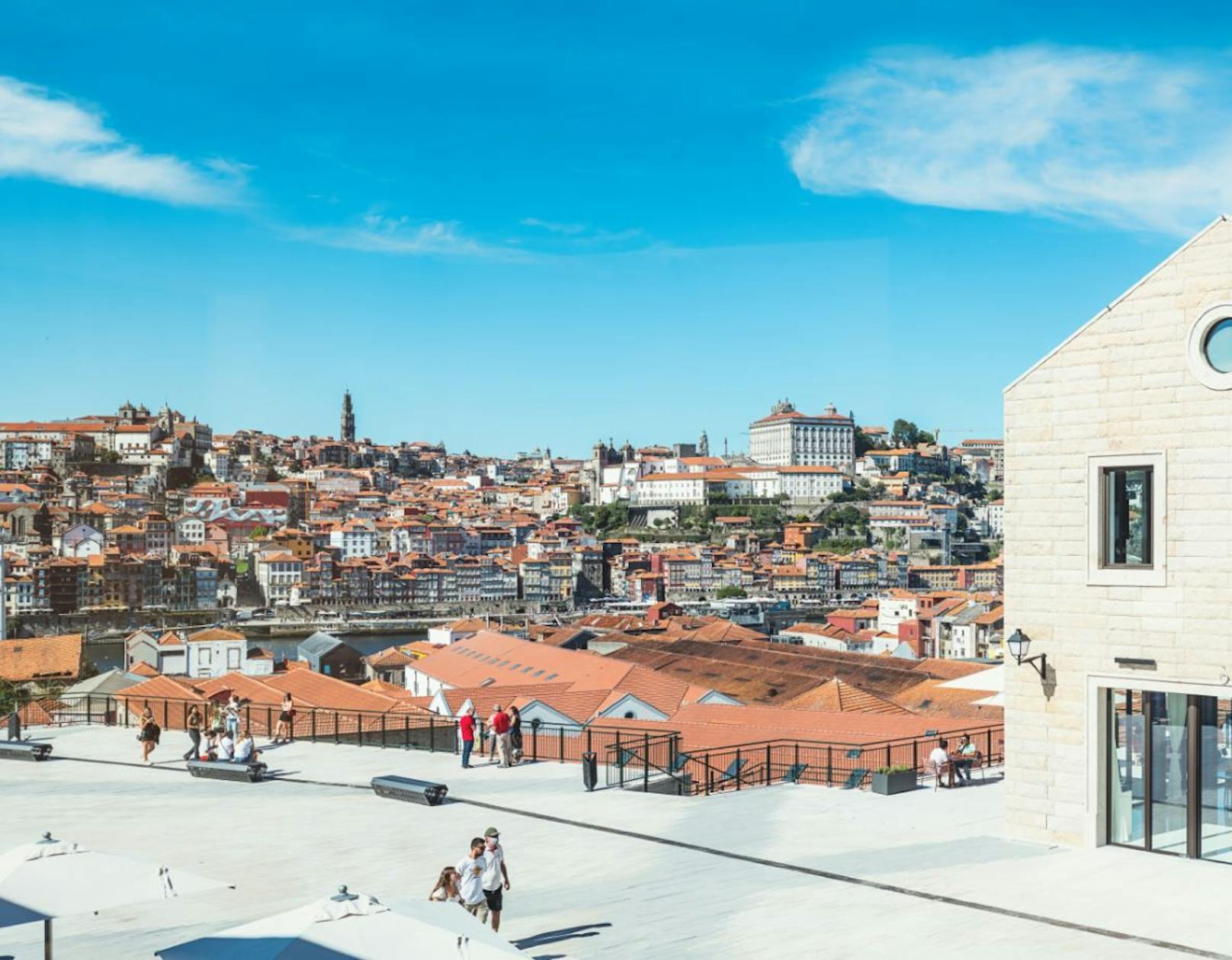 Die Aussicht von der World of Wine auf die Altstadt von Porto ist gigantisch.