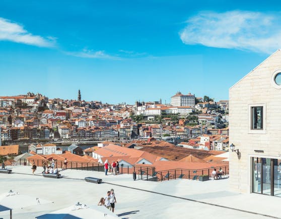 Die Aussicht von der World of Wine auf die Altstadt von Porto ist gigantisch.