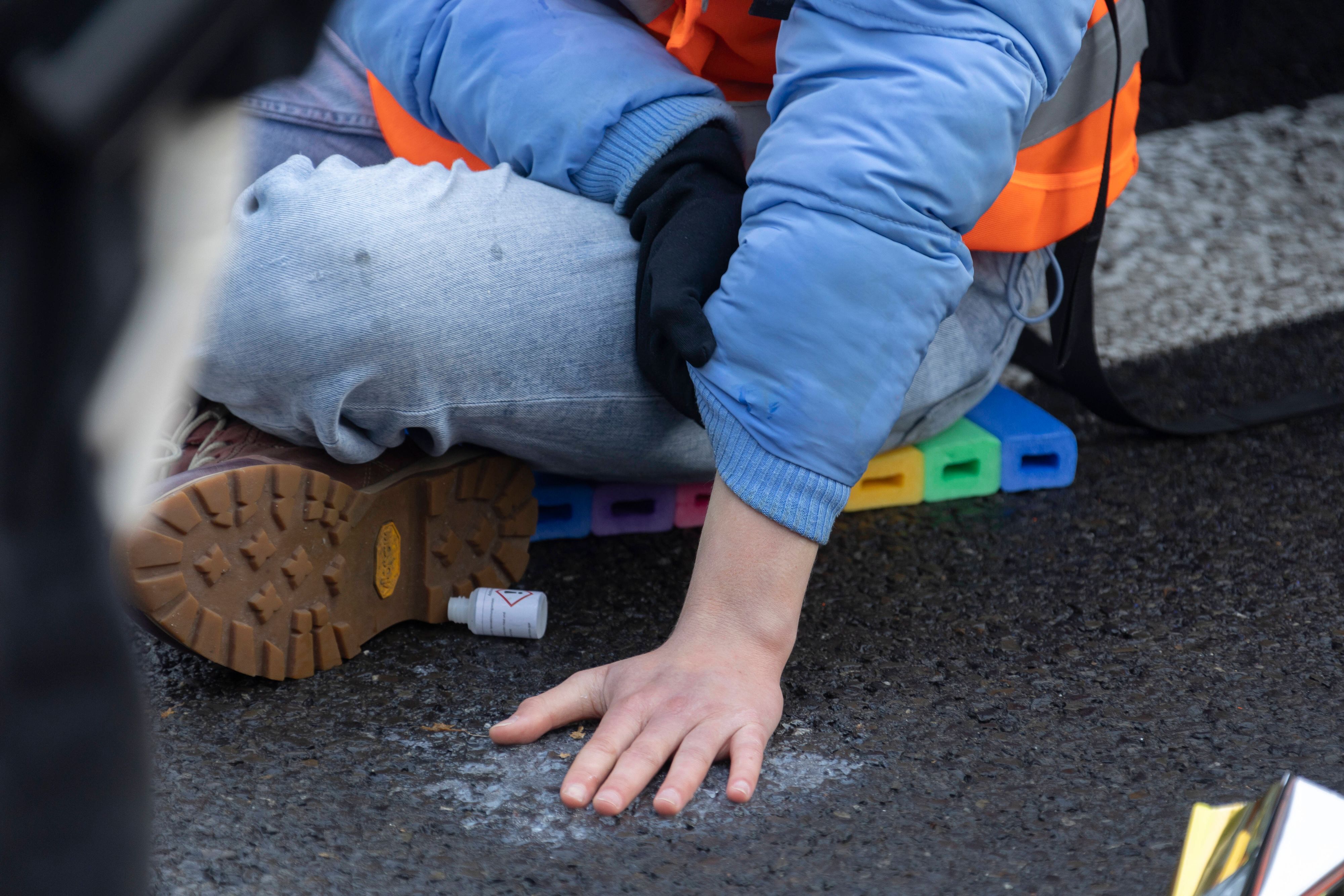 Zwei Klimakleber schwänzten einen Gerichtsprozess und flogen stattdessen mit dem Flugzeug nach Bali. 